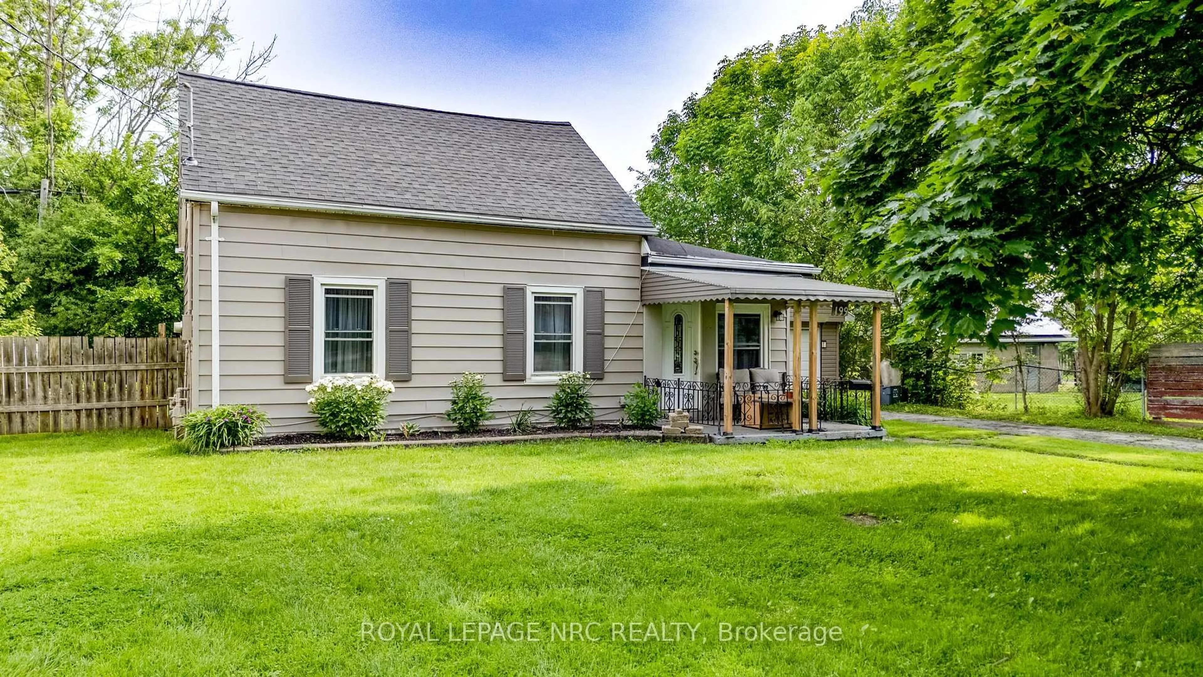 Home with vinyl exterior material, street for 199 MURRAY St, Fort Erie Ontario L2A 2B7