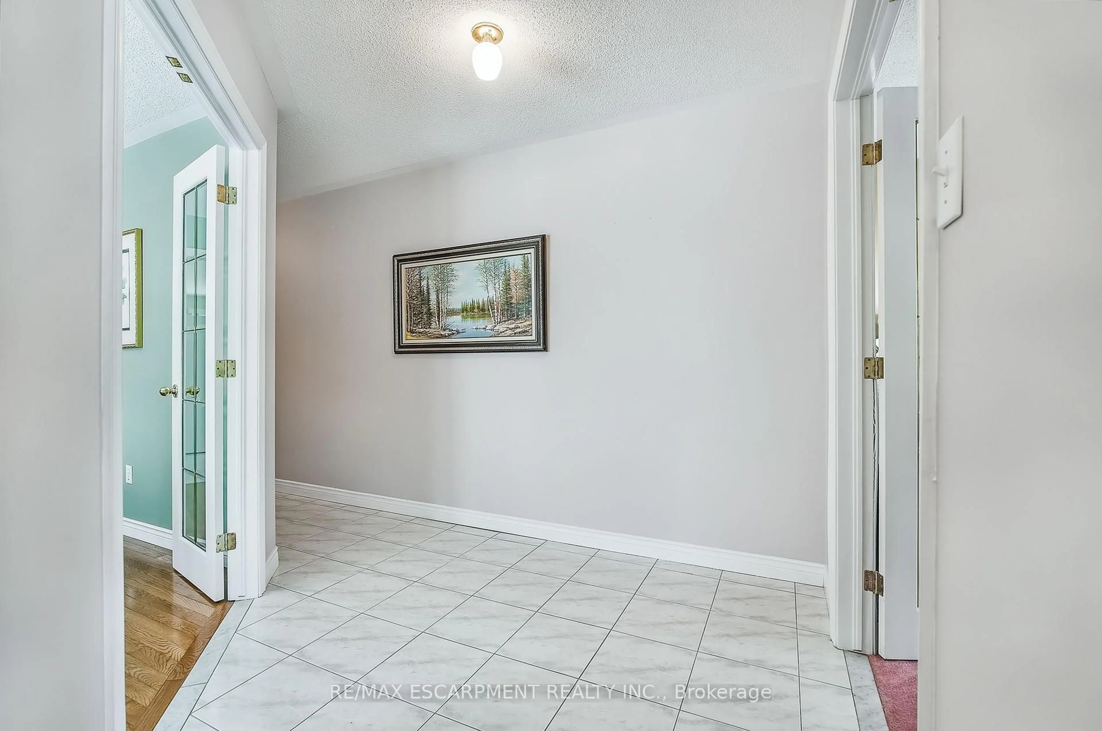 Indoor entryway for 47 Longyear Dr, Hamilton Ontario L8B 0N8