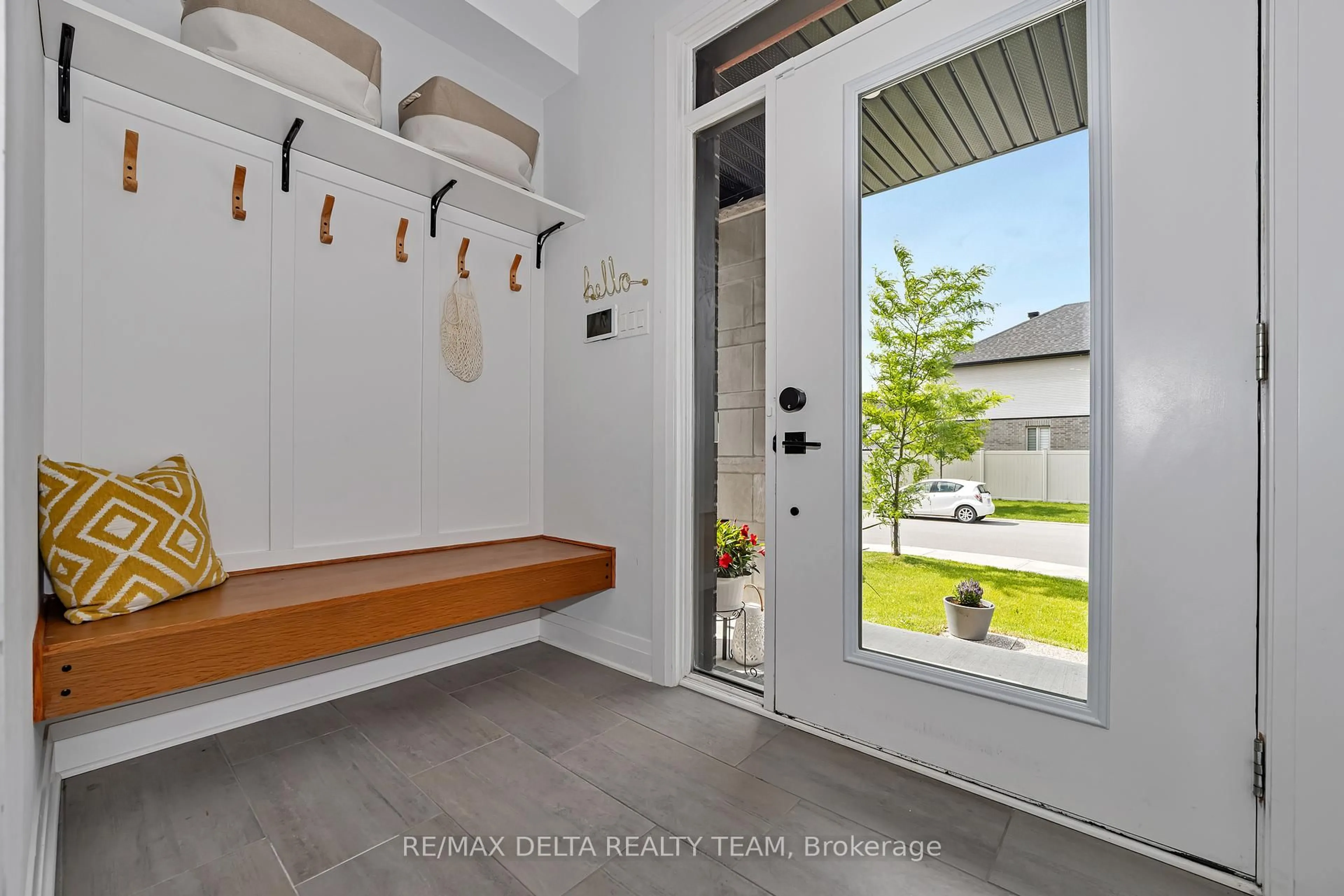 Indoor entryway for 128 Crevasse Rd, Ottawa Ontario K1W 0P9