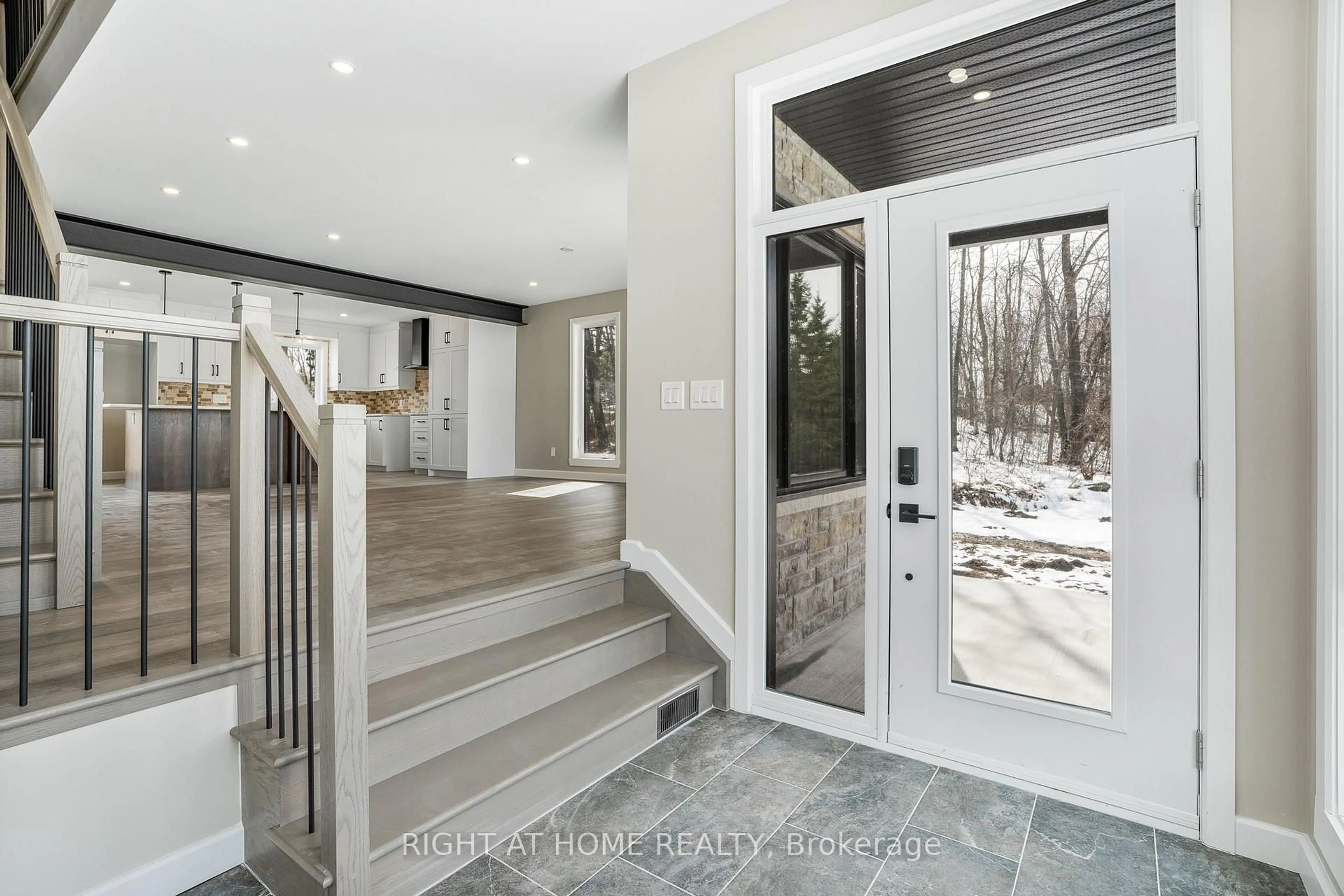 Indoor entryway for 170 Gascon St, Alfred and Plantagenet Ontario K0B 1J0