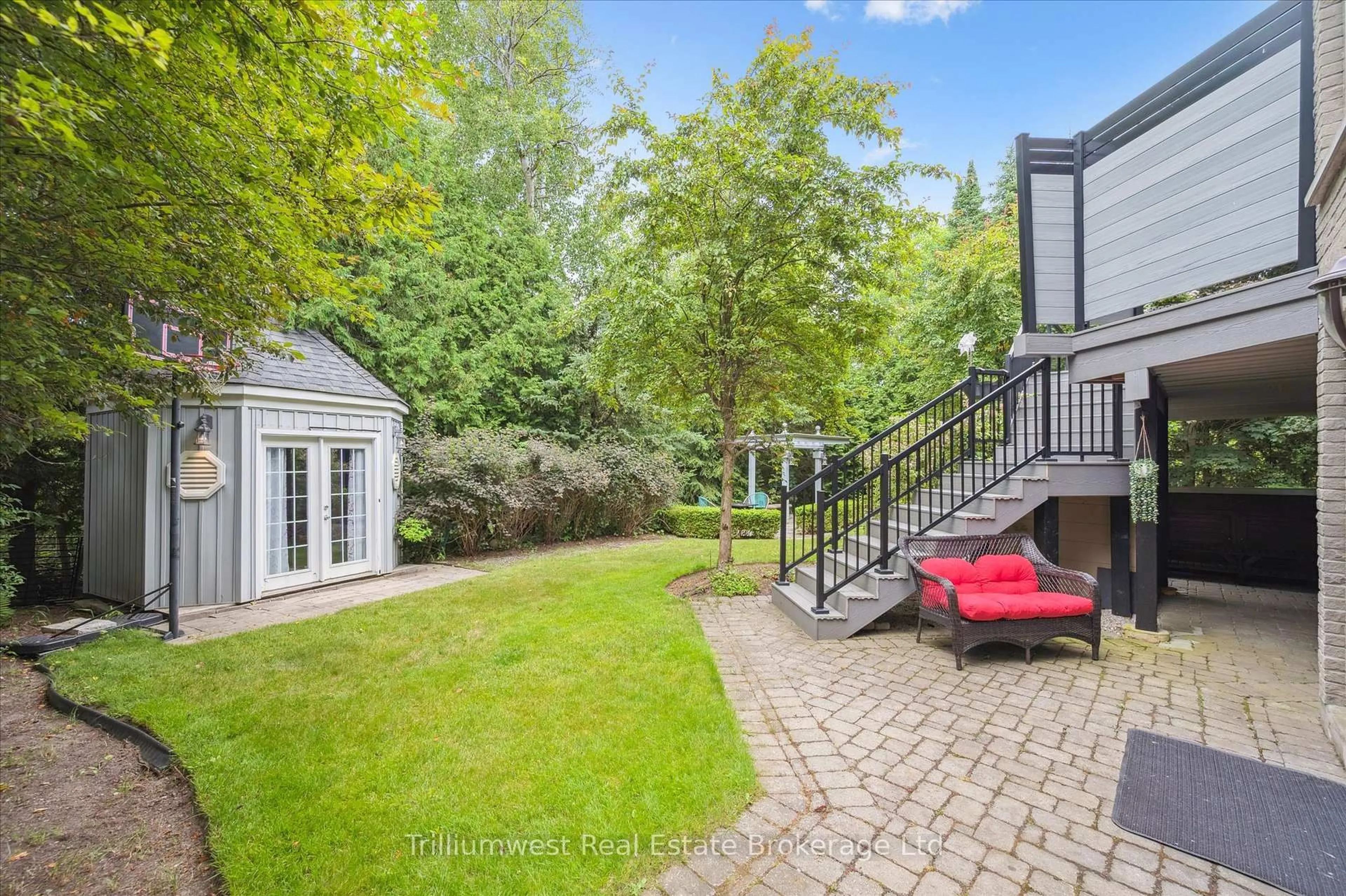 Patio, street for 46 Robin Rd, Guelph Ontario N1L 1H4