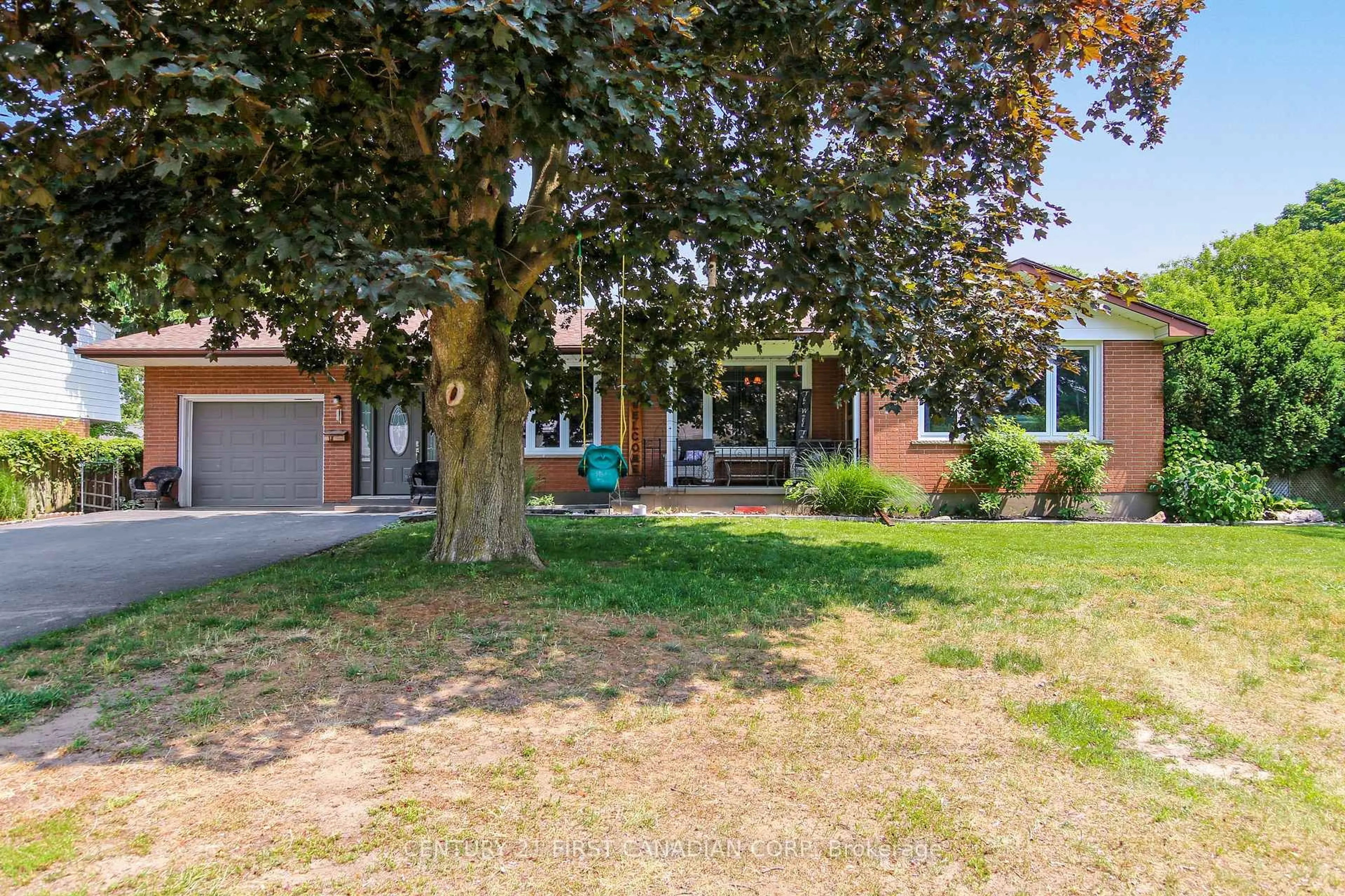 A pic from outside/outdoor area/front of a property/back of a property/a pic from drone, street for 18 Verna Dr, Tillsonburg Ontario N4G 2M9