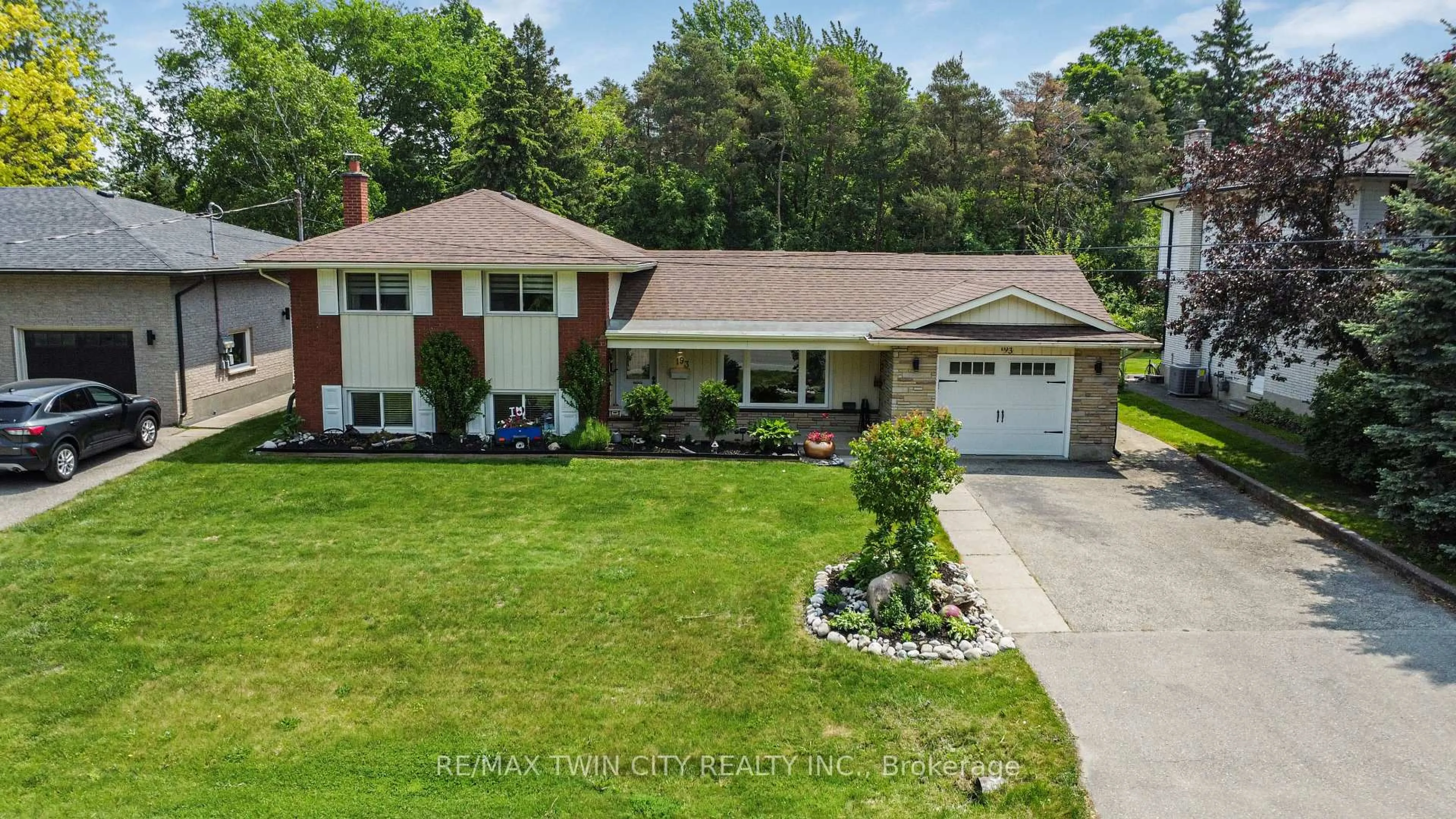 A pic from outside/outdoor area/front of a property/back of a property/a pic from drone, street for 193 Carson Dr, Kitchener Ontario N2B 2Z3