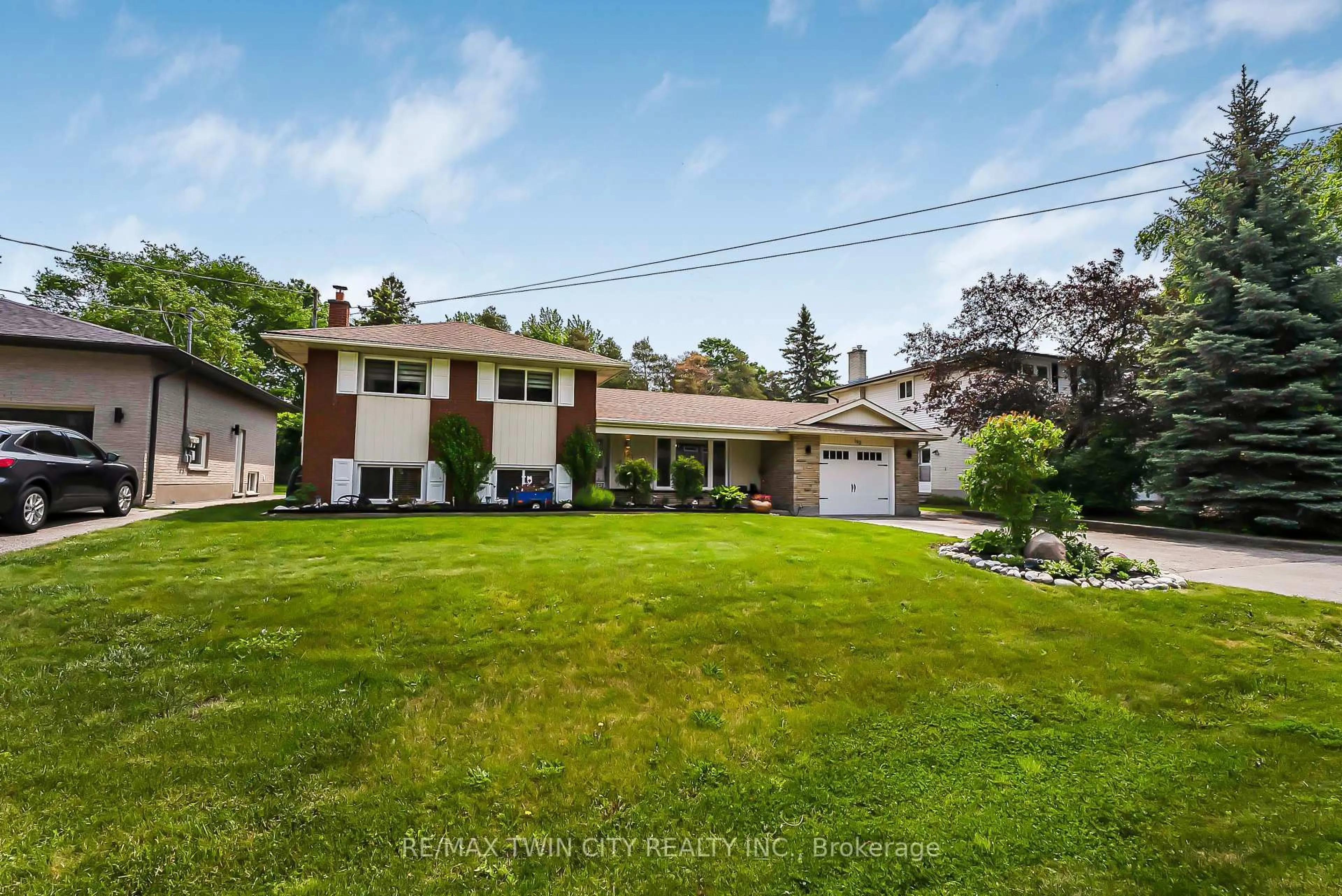 A pic from outside/outdoor area/front of a property/back of a property/a pic from drone, street for 193 Carson Dr, Kitchener Ontario N2B 2Z3