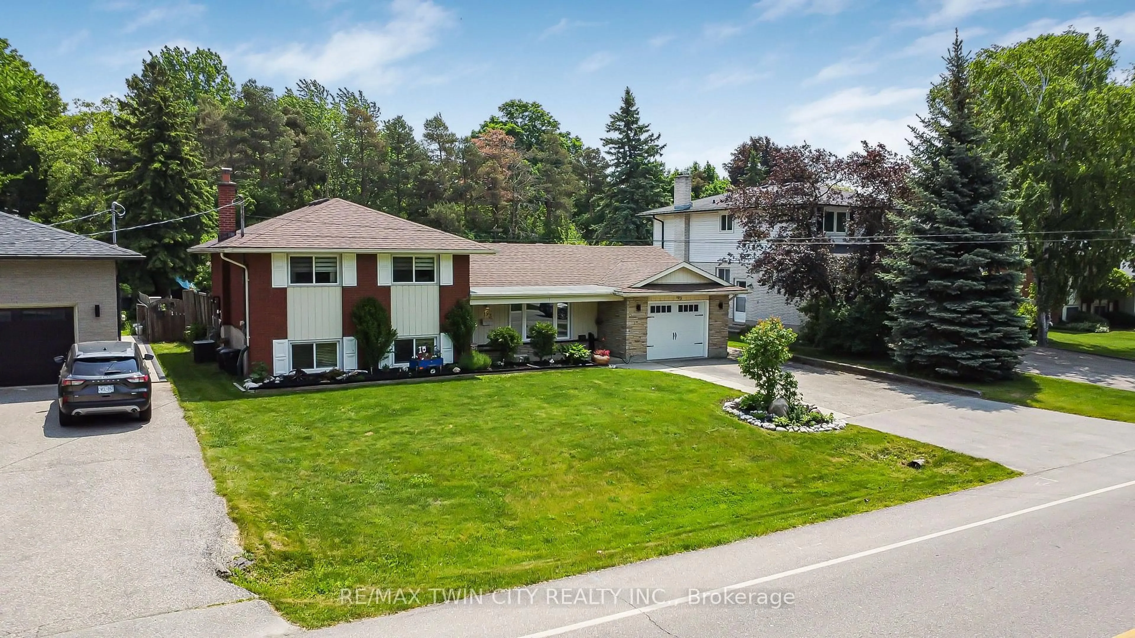 A pic from outside/outdoor area/front of a property/back of a property/a pic from drone, street for 193 Carson Dr, Kitchener Ontario N2B 2Z3