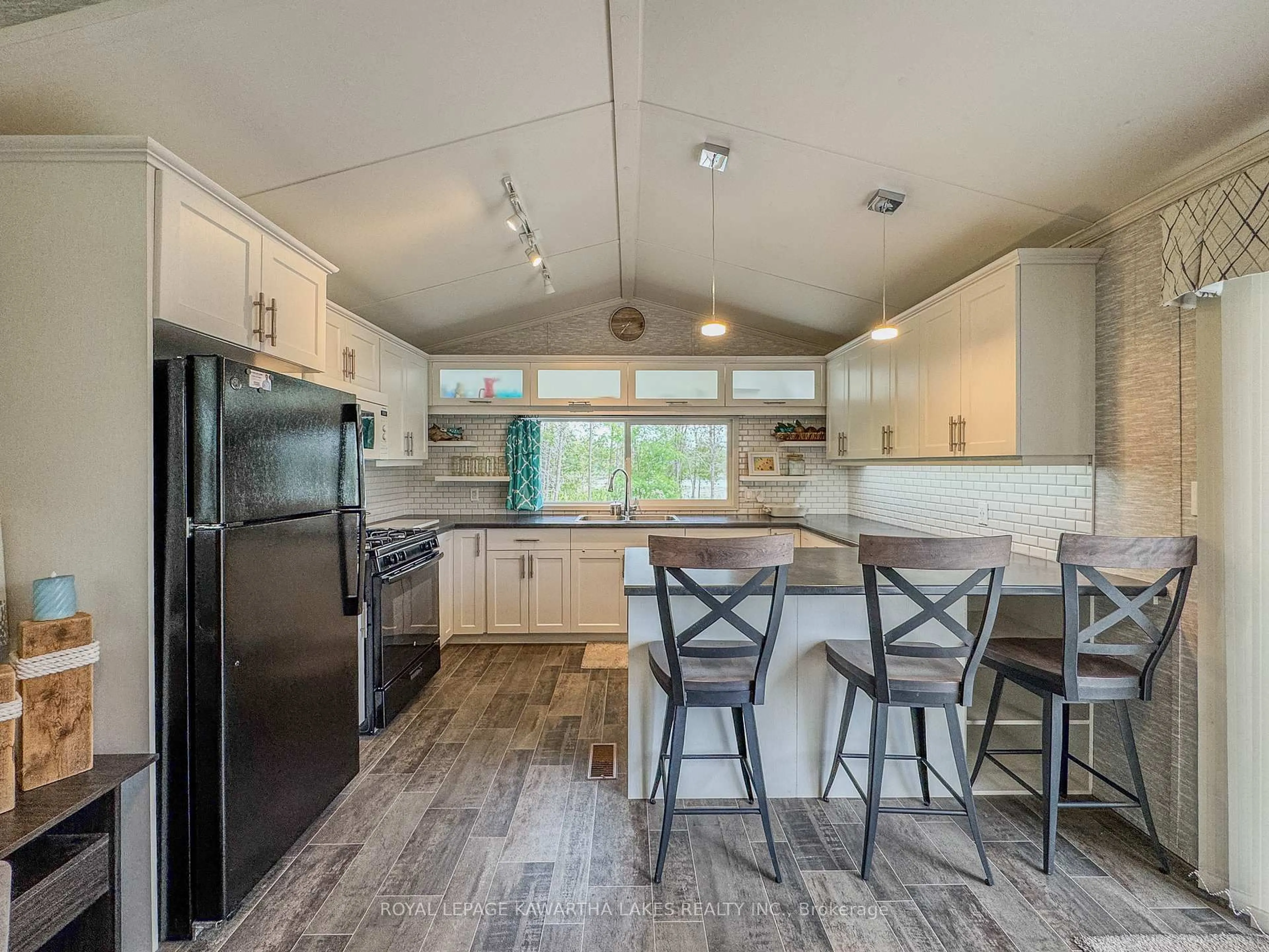 Open concept kitchen, wood/laminate floor for 657 Thunder Bridge Rd #WV19, Kawartha Lakes Ontario K9V 4R1