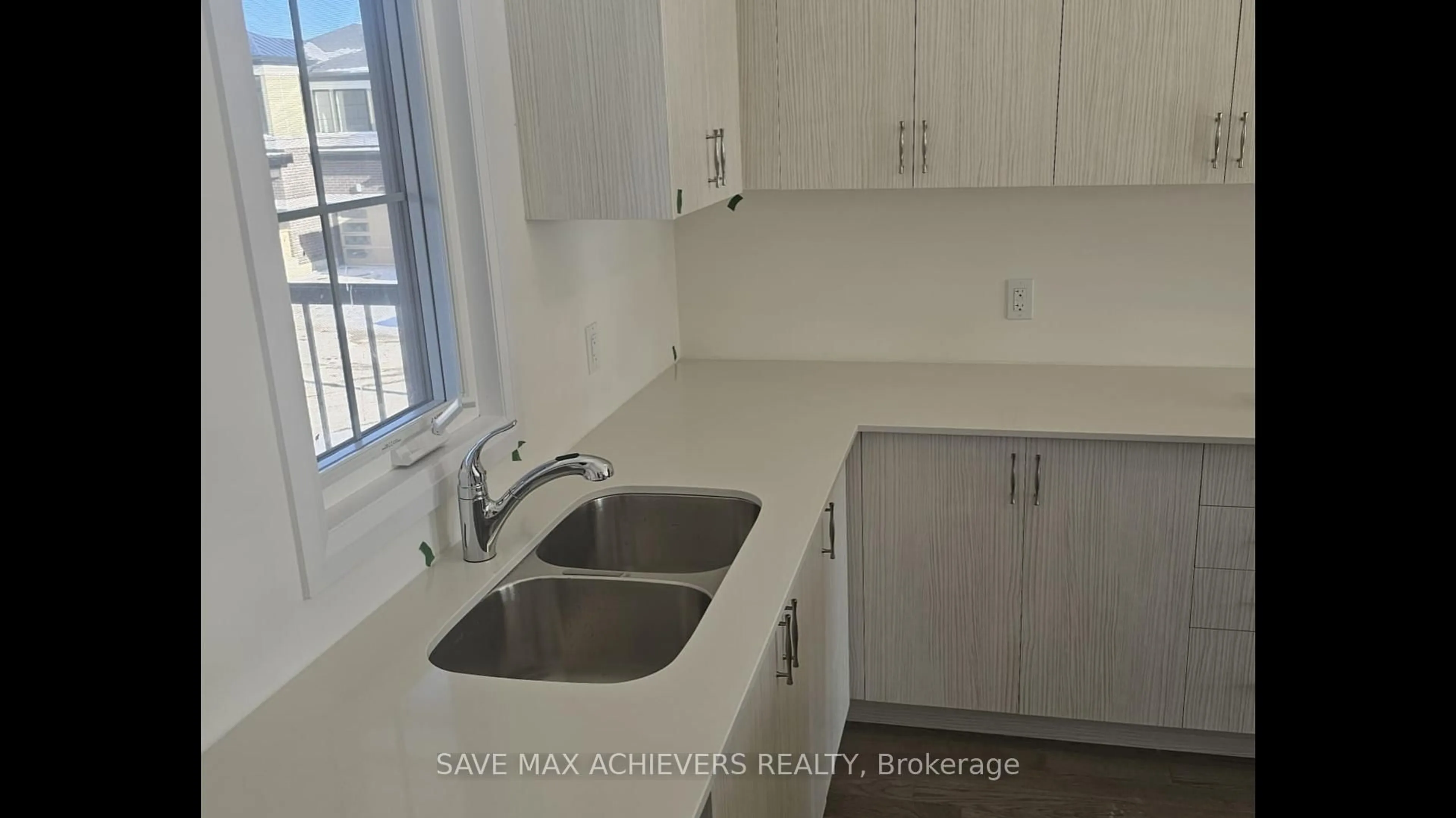 Standard kitchen, unknown for 400 Newman Dr #43, Cambridge Ontario N1S 5C2
