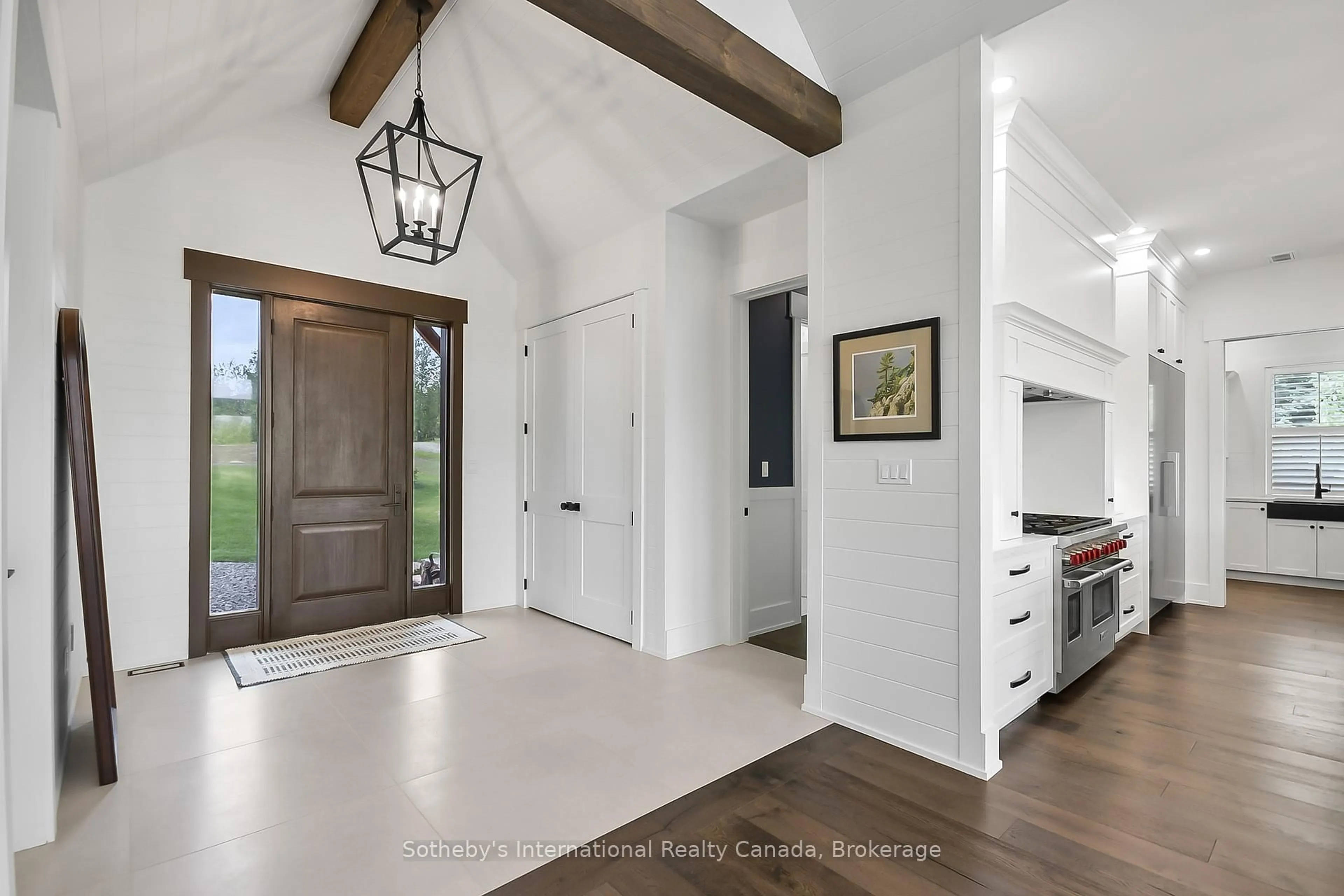 Indoor entryway for 19 Bears Paw, Whitestone Ontario P0A 1G0