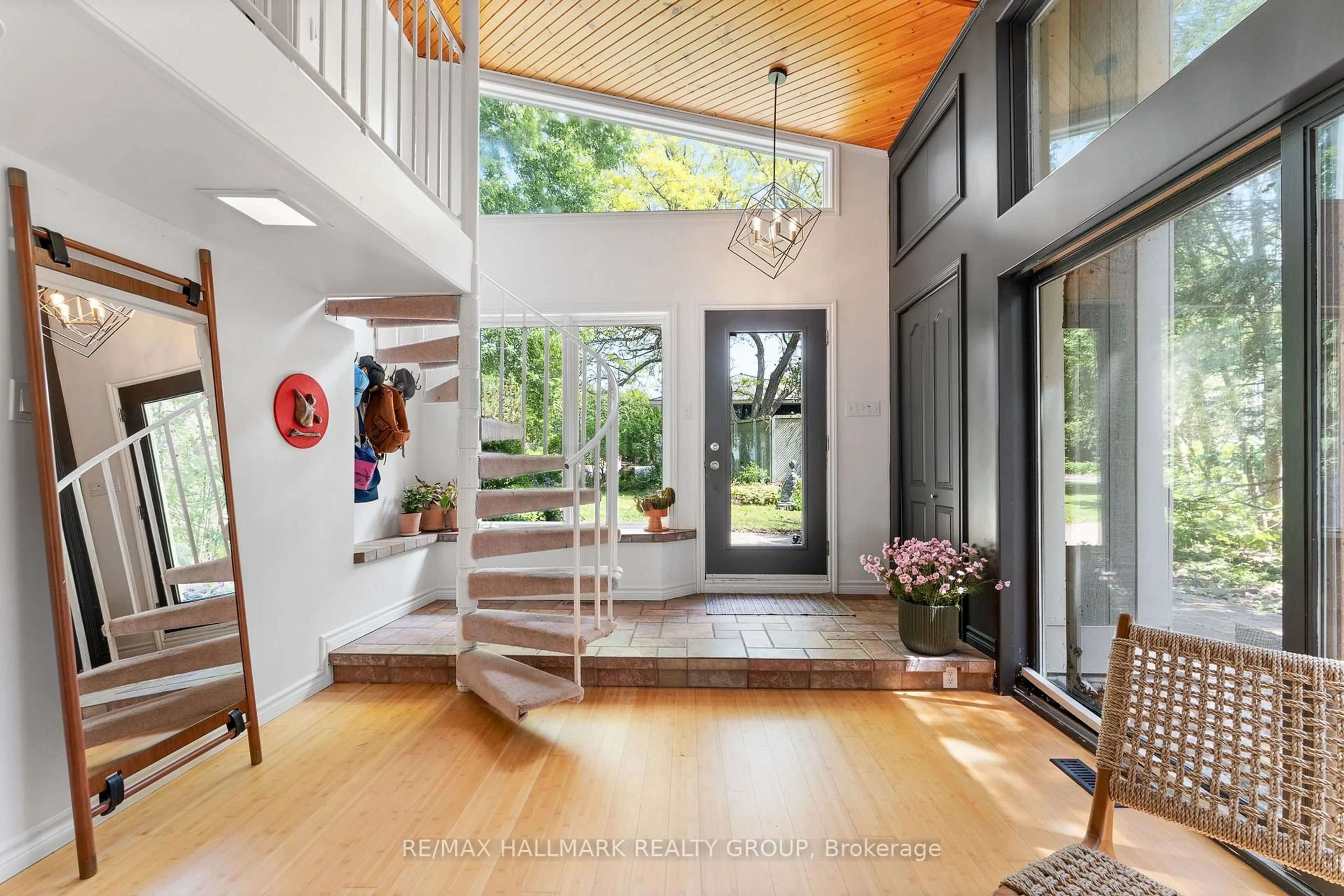Indoor entryway for 17 HASTINGS St, Ottawa Ontario K2H 8C2