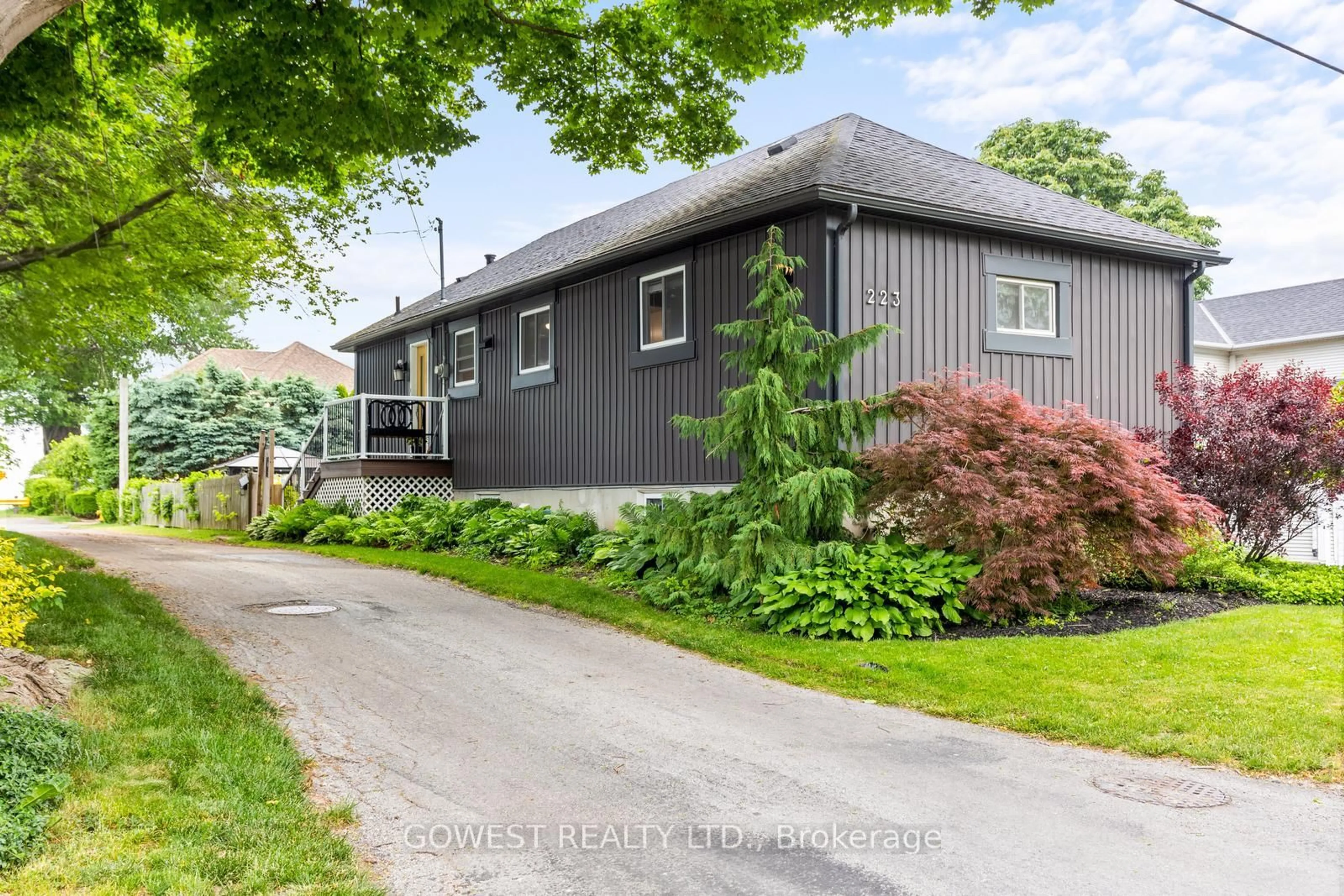 Home with vinyl exterior material, street for 223 Lake St, Grimsby Ontario L3M 2B1