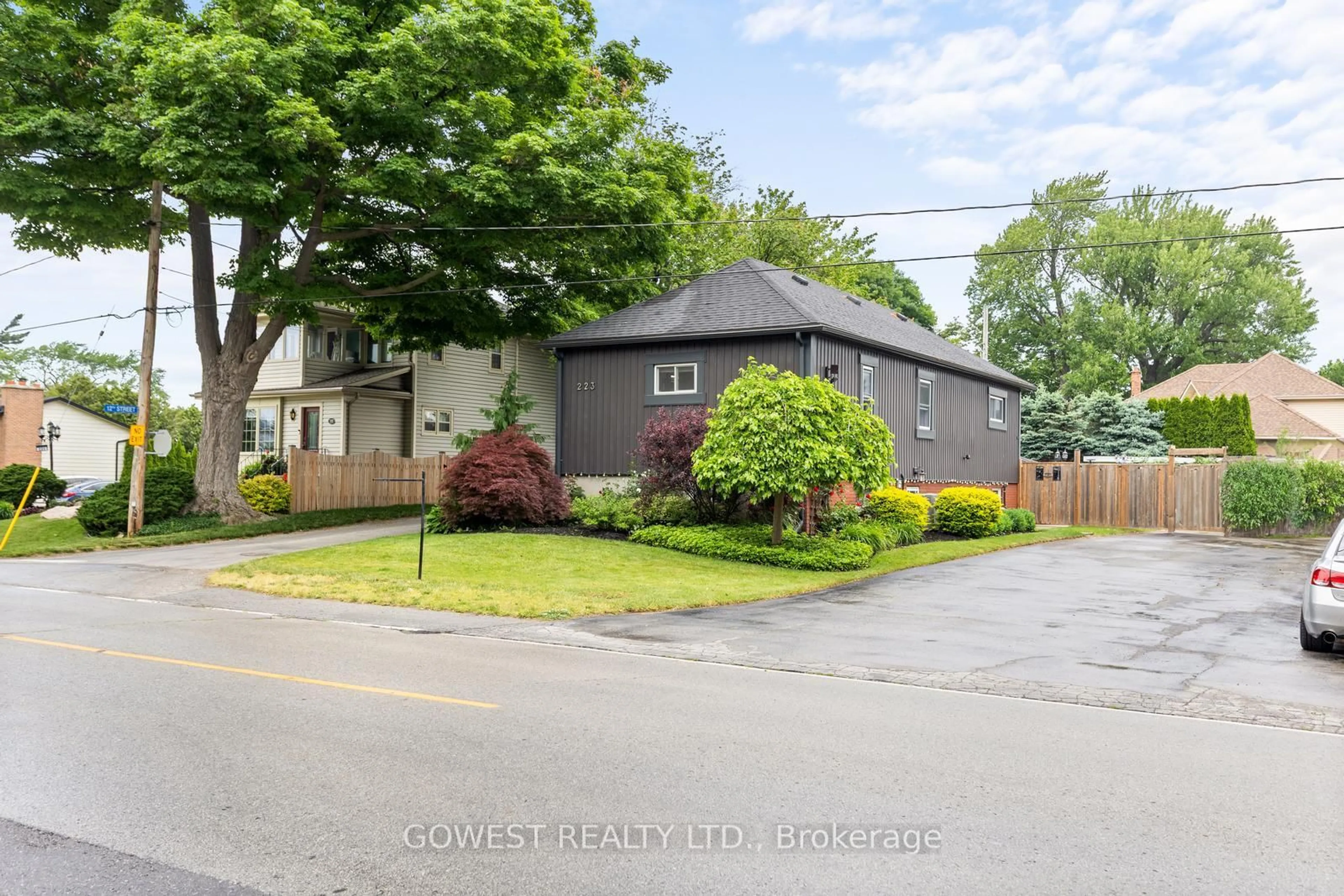 A pic from outside/outdoor area/front of a property/back of a property/a pic from drone, street for 223 Lake St, Grimsby Ontario L3M 2B1