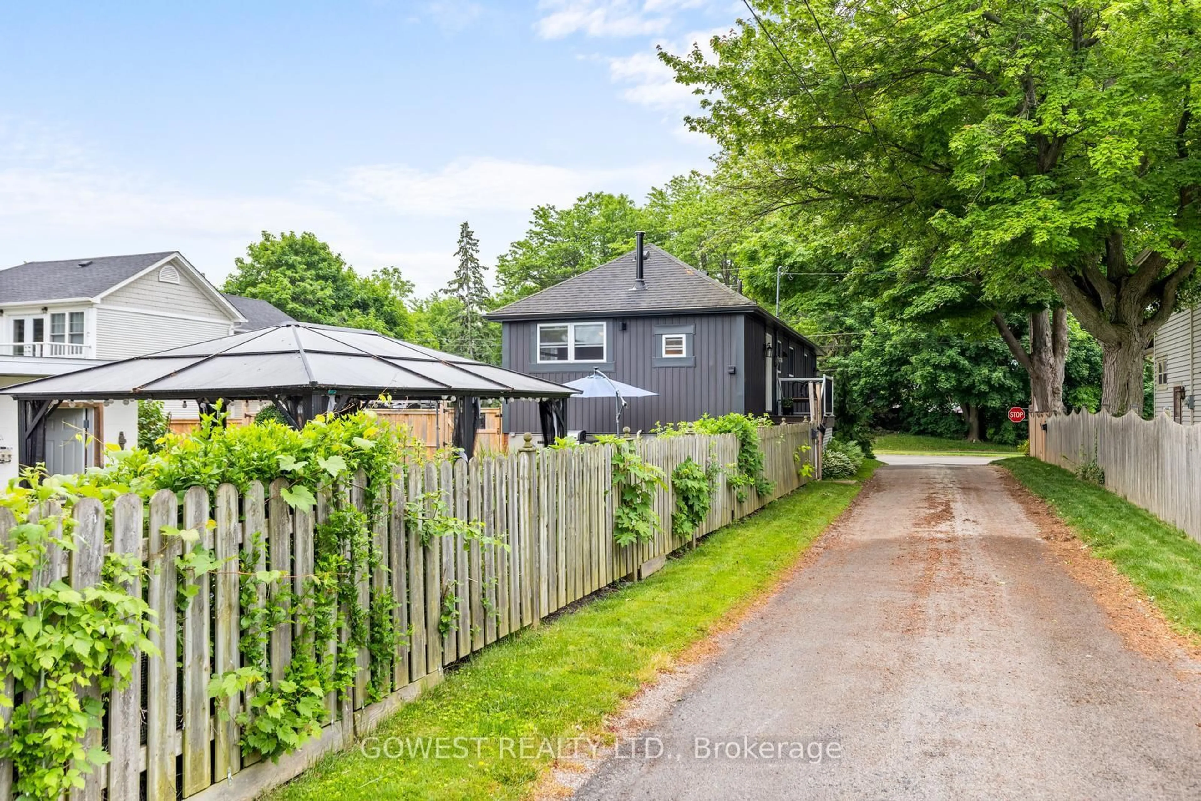 A pic from outside/outdoor area/front of a property/back of a property/a pic from drone, street for 223 Lake St, Grimsby Ontario L3M 2B1