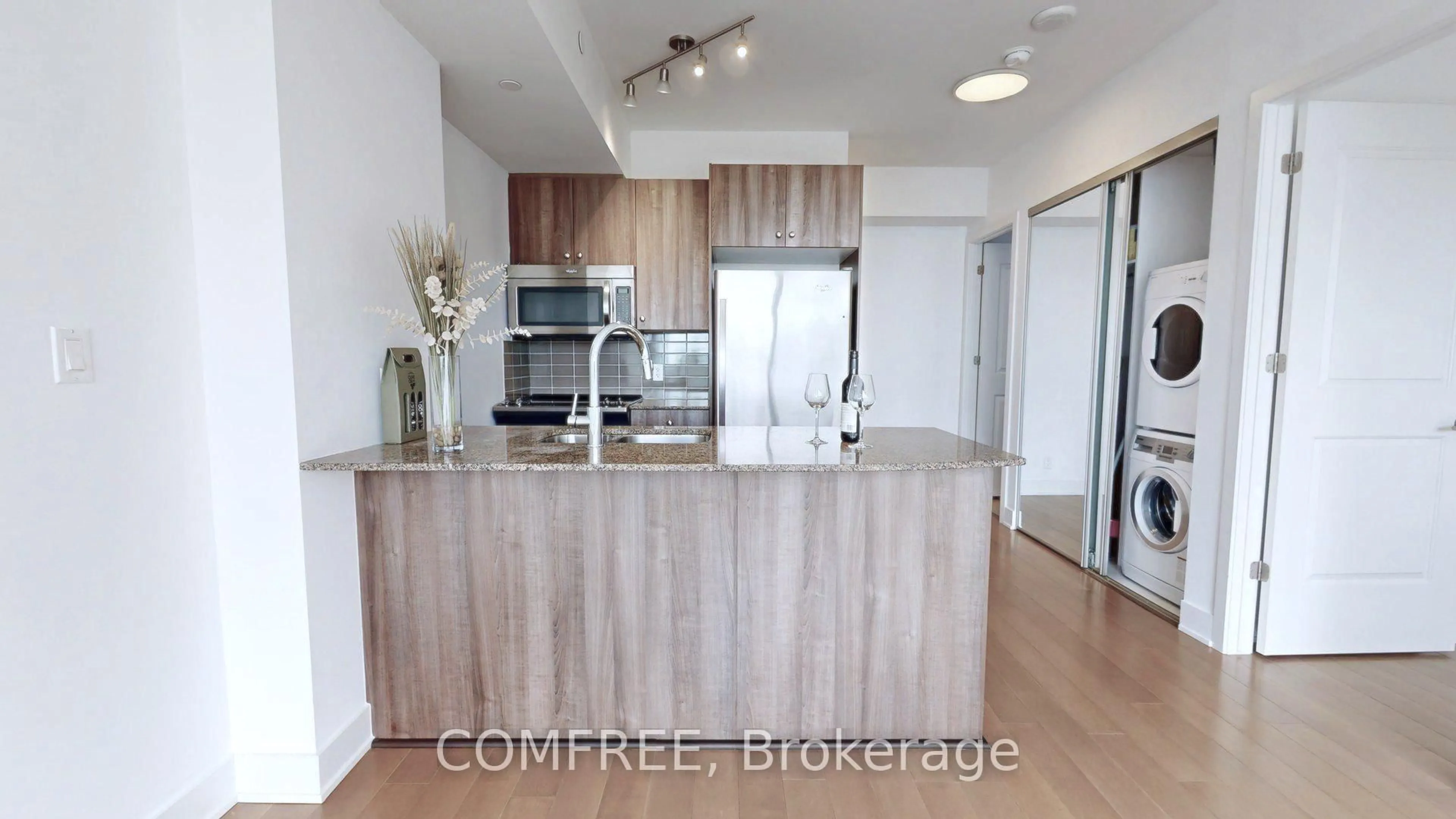 Open concept kitchen, wood/laminate floor for 485 Richmond Rd #6, Ottawa Ontario K2A 3W9