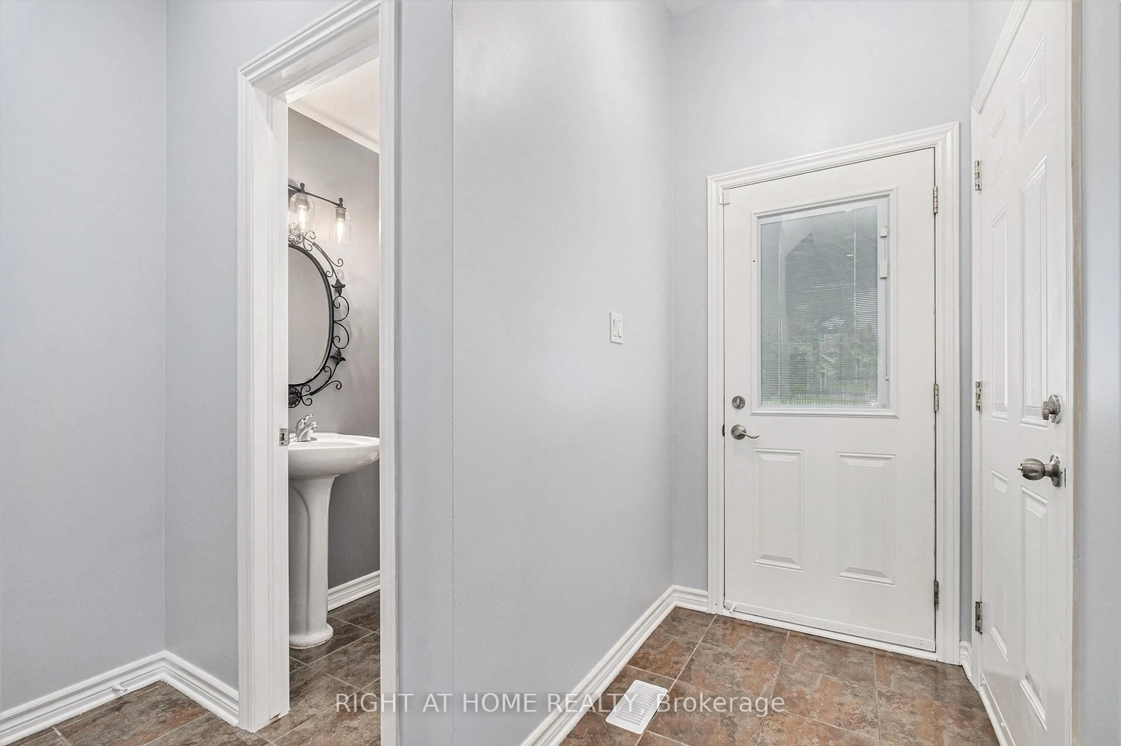 Indoor entryway for 352 Selene Way, Ottawa Ontario K4A 0G6