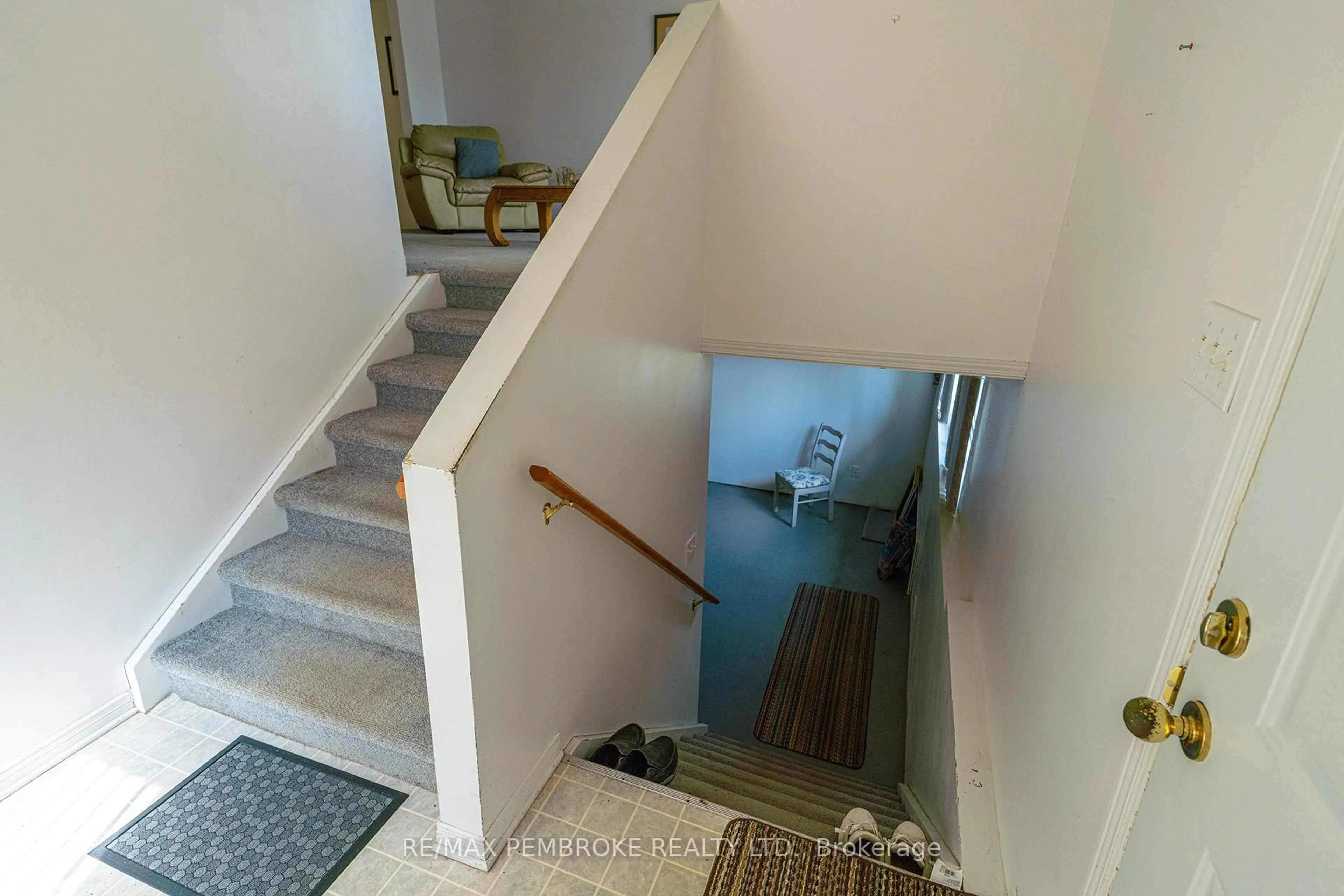 Stairs for 324 Matheson Dr, Pembroke Ontario K8A 8M2