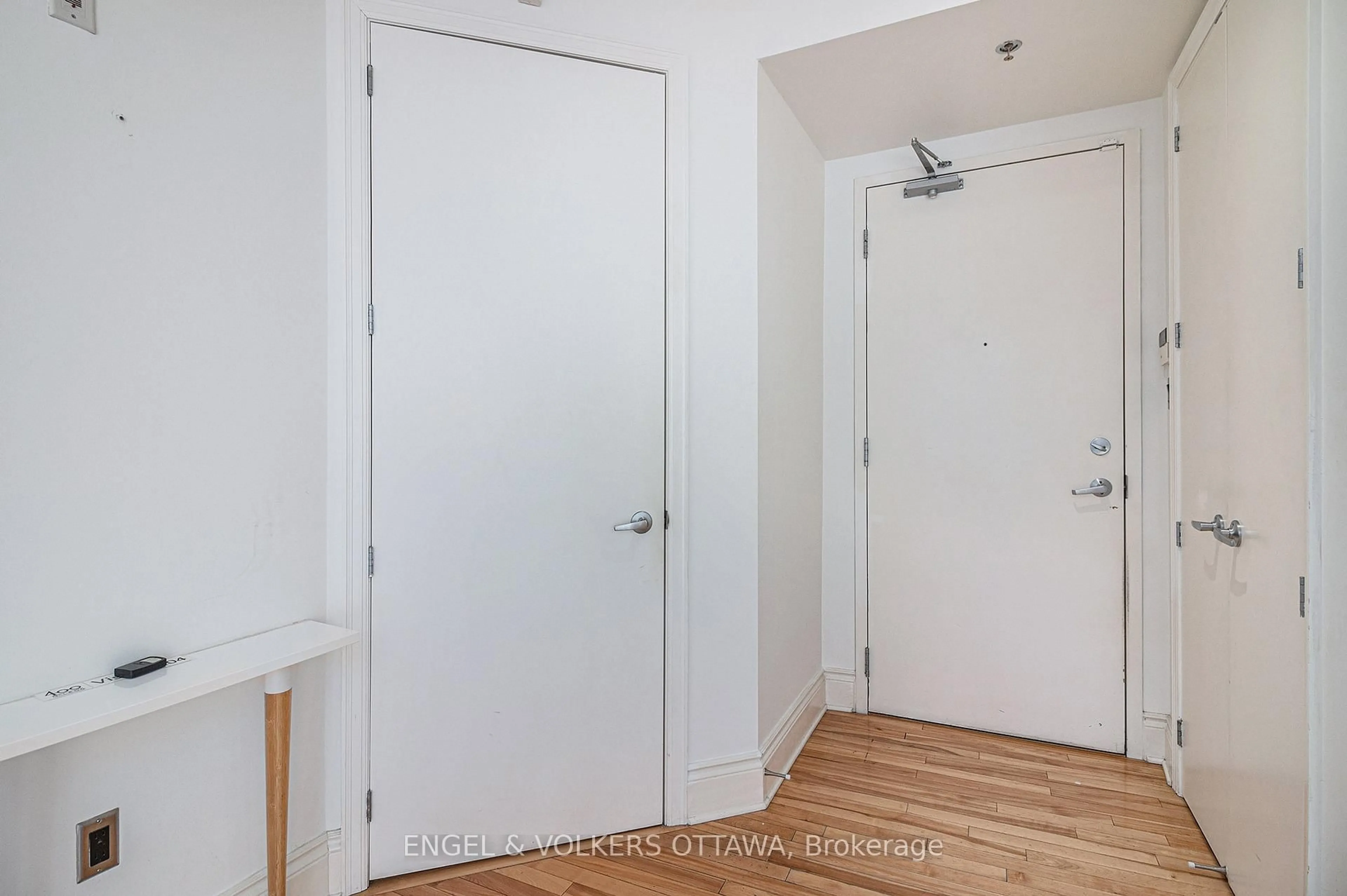 Indoor entryway for 400 Mcleod St #104, Ottawa Ontario K2P 1A6