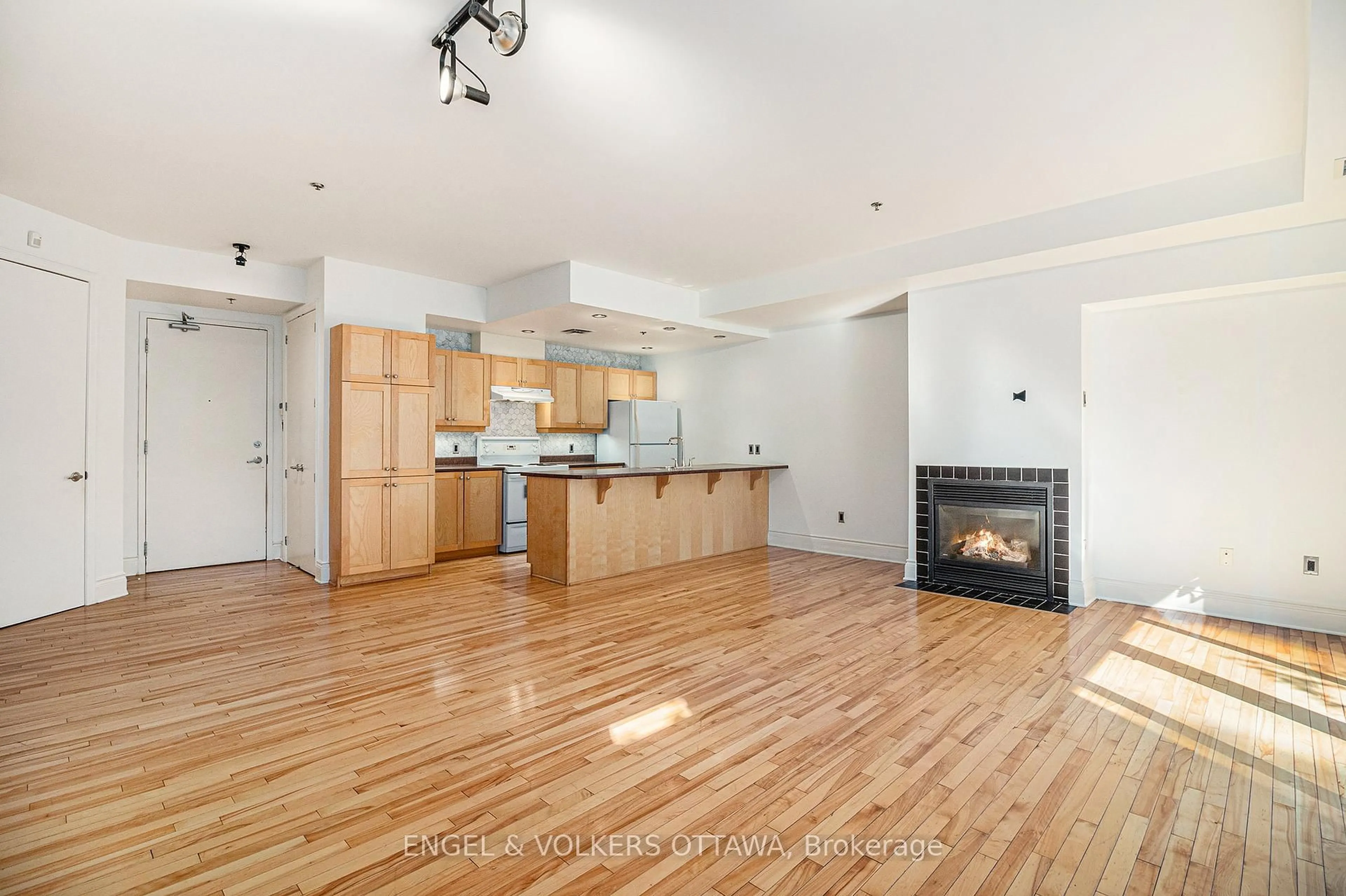 Open concept kitchen, wood/laminate floor for 400 Mcleod St #104, Ottawa Ontario K2P 1A6