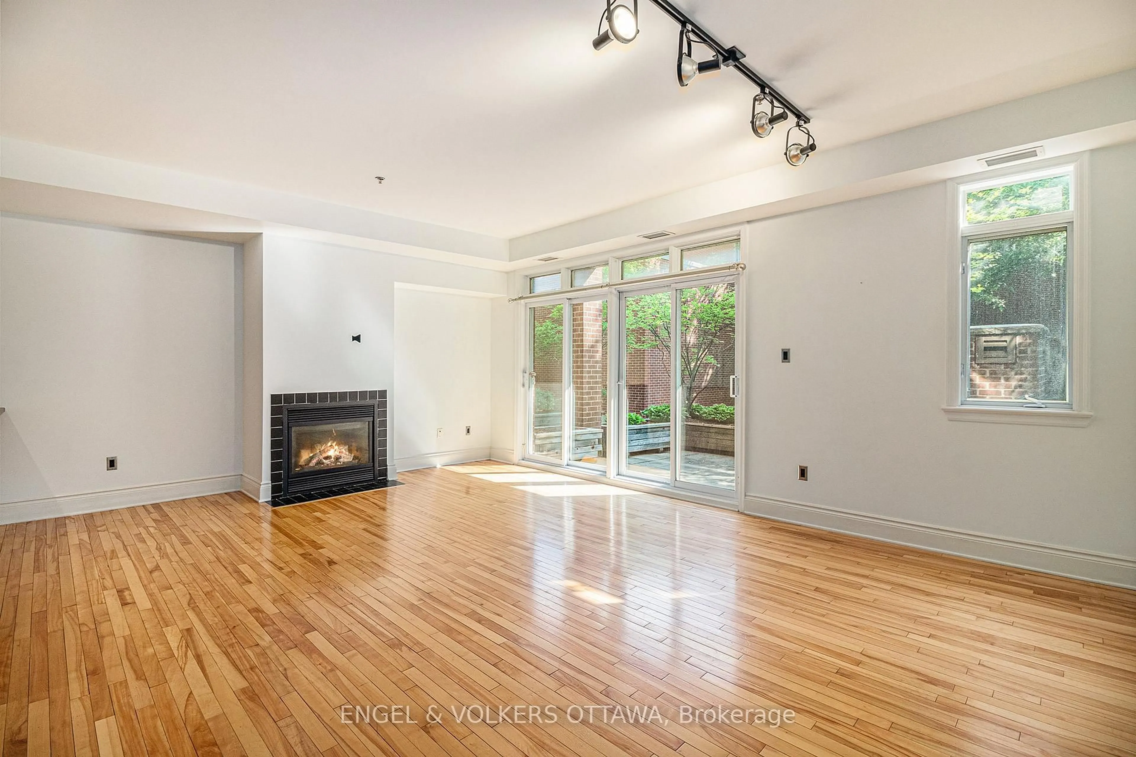 Unknown for 400 Mcleod St #104, Ottawa Ontario K2P 1A6