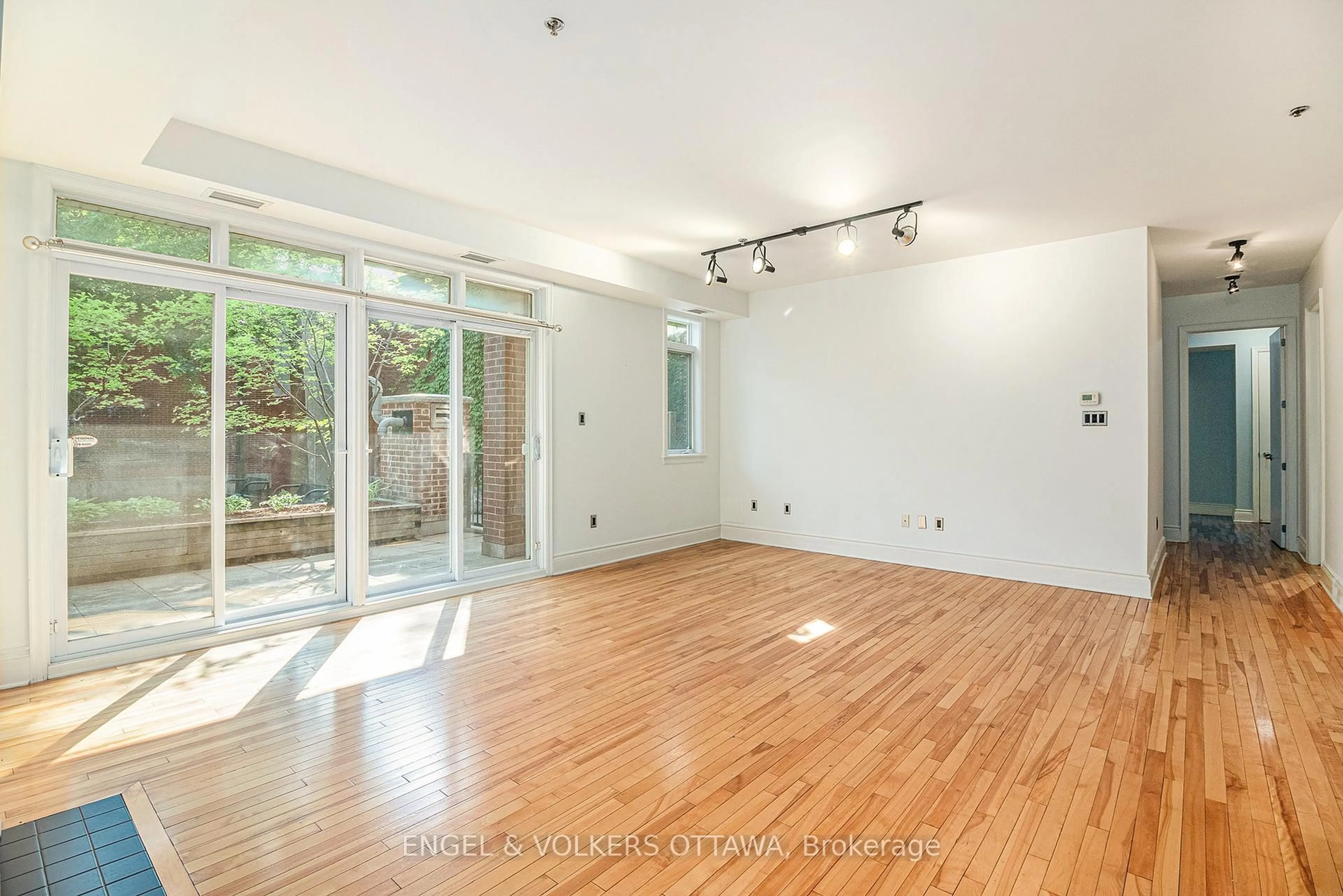 A pic of a room for 400 Mcleod St #104, Ottawa Ontario K2P 1A6