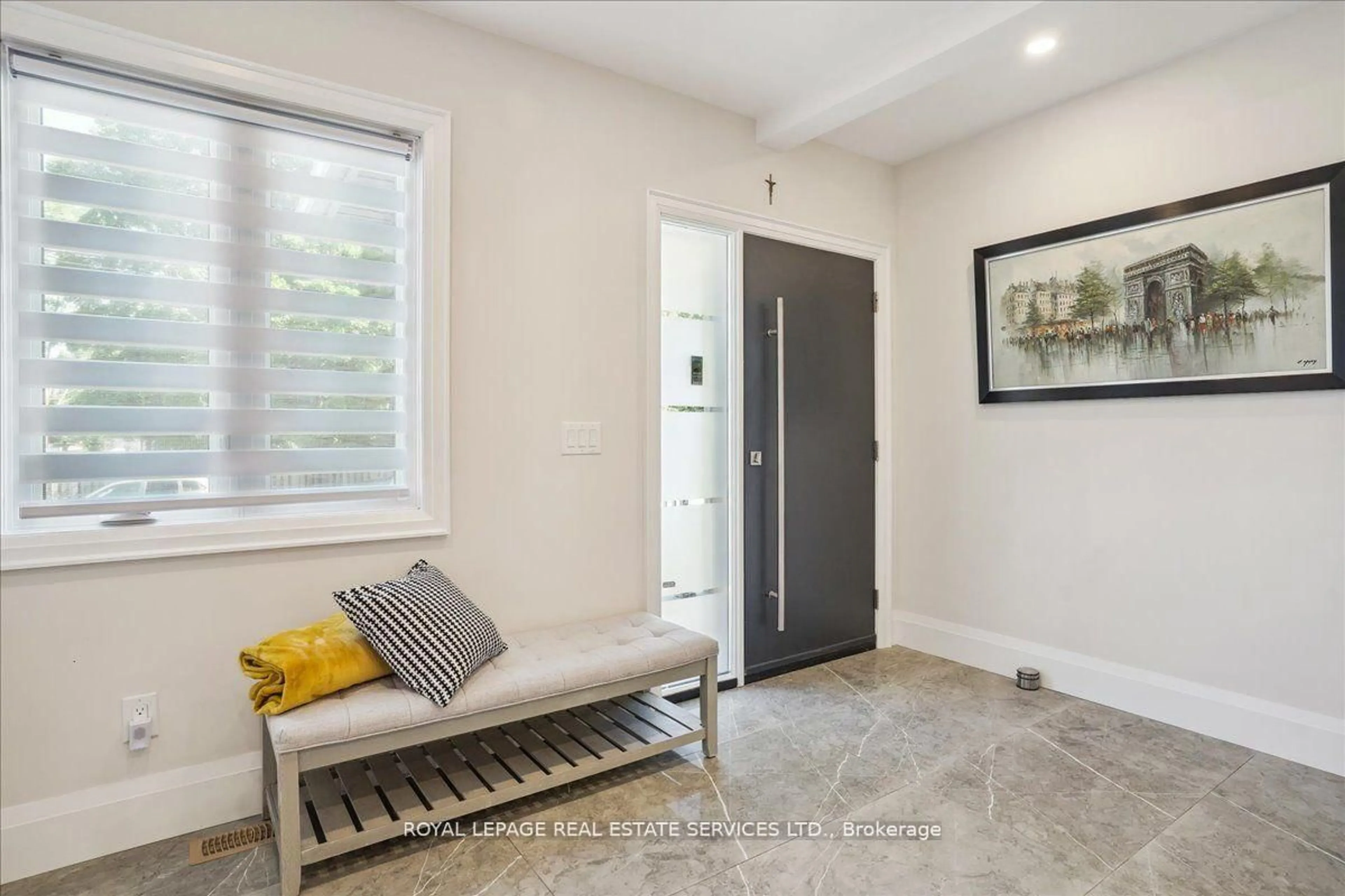 Indoor entryway for 24 Peel St, Hamilton Ontario L9H 2Z9