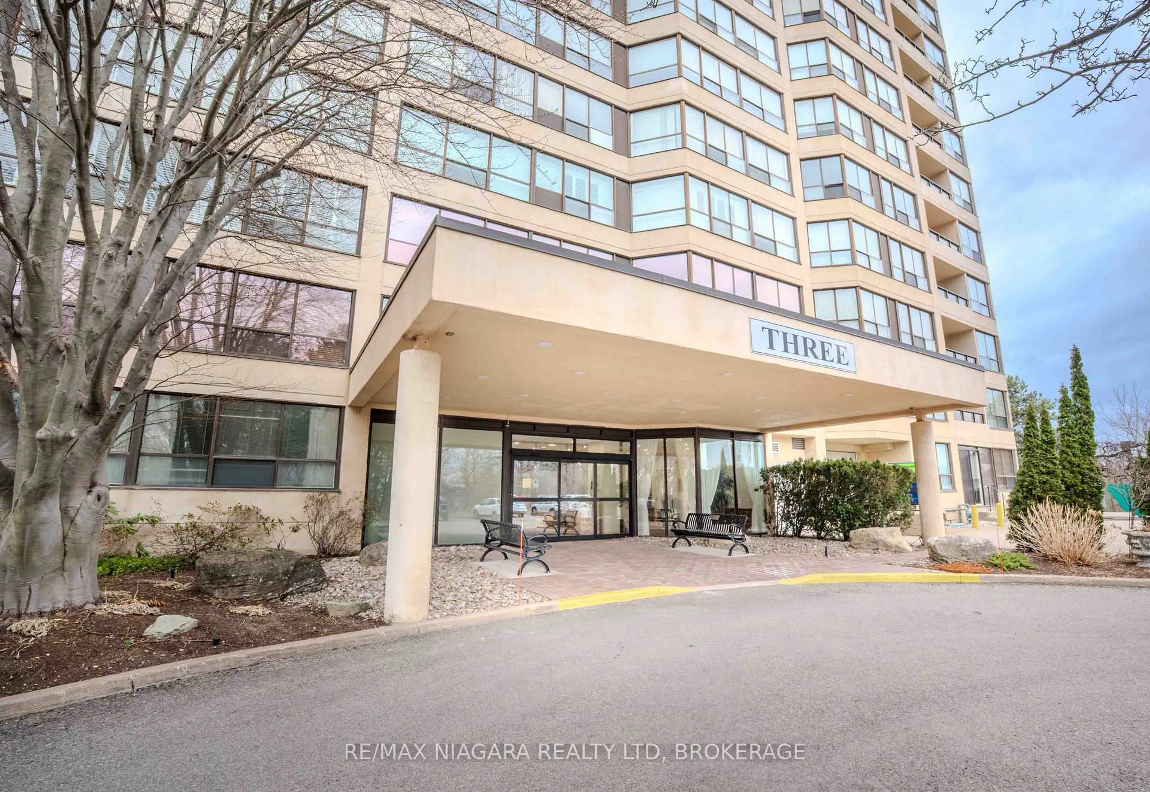 Indoor foyer for 3 Towering Heights Blvd #1107, St. Catharines Ontario L2T 4A4