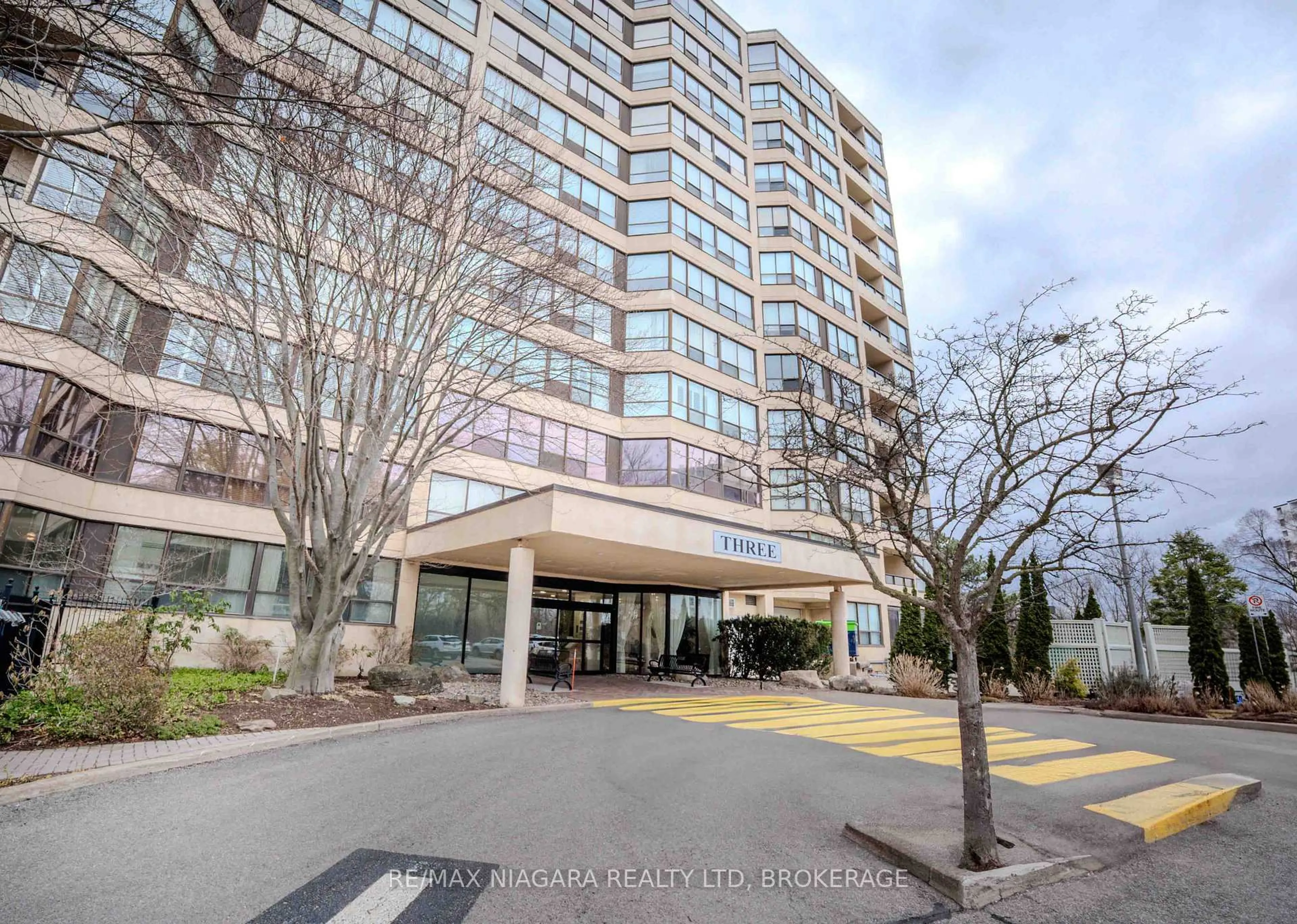 Indoor foyer for 3 Towering Heights Blvd #1107, St. Catharines Ontario L2T 4A4