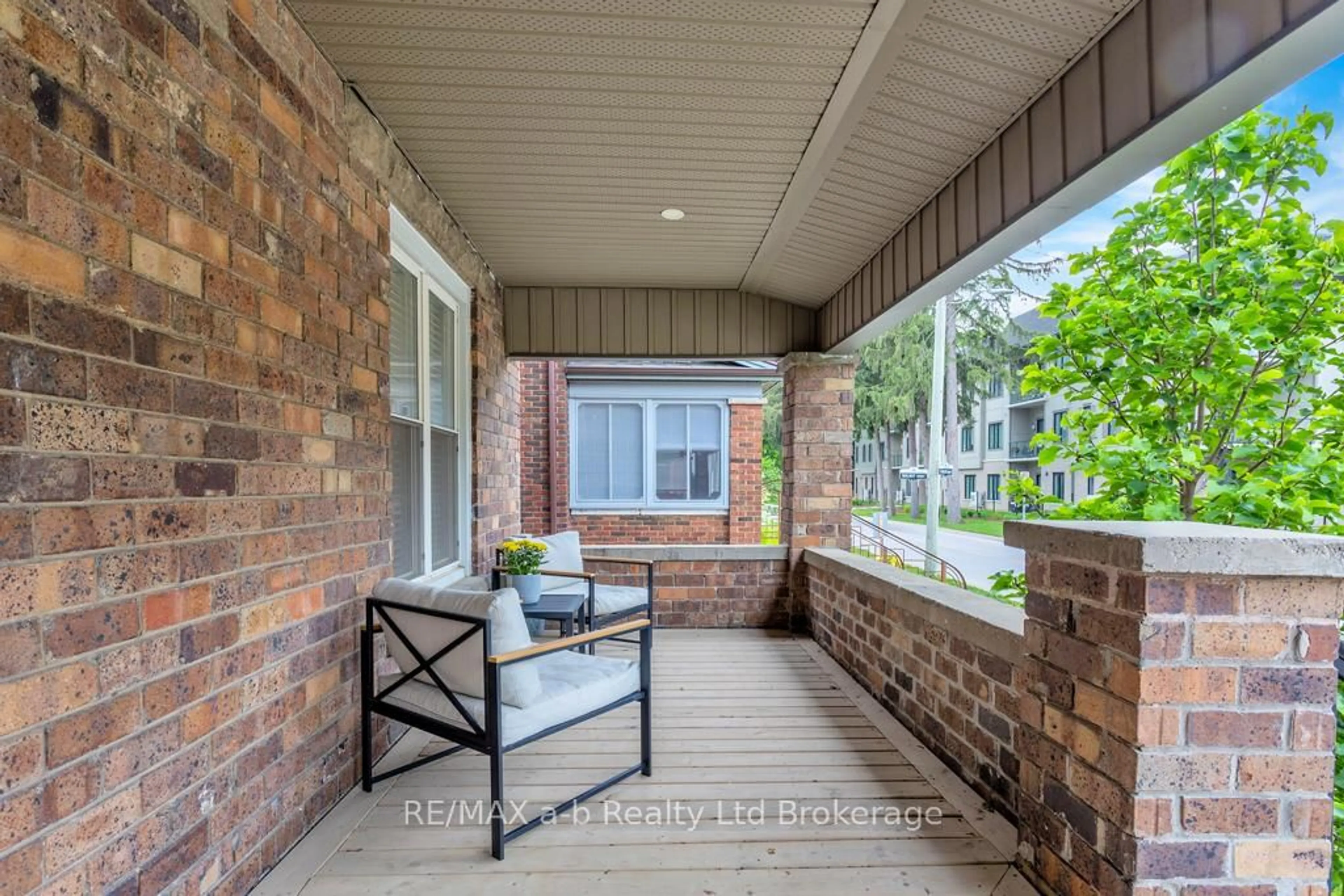 Unknown for 33 Stanley St, St. Thomas Ontario N5R 3E7