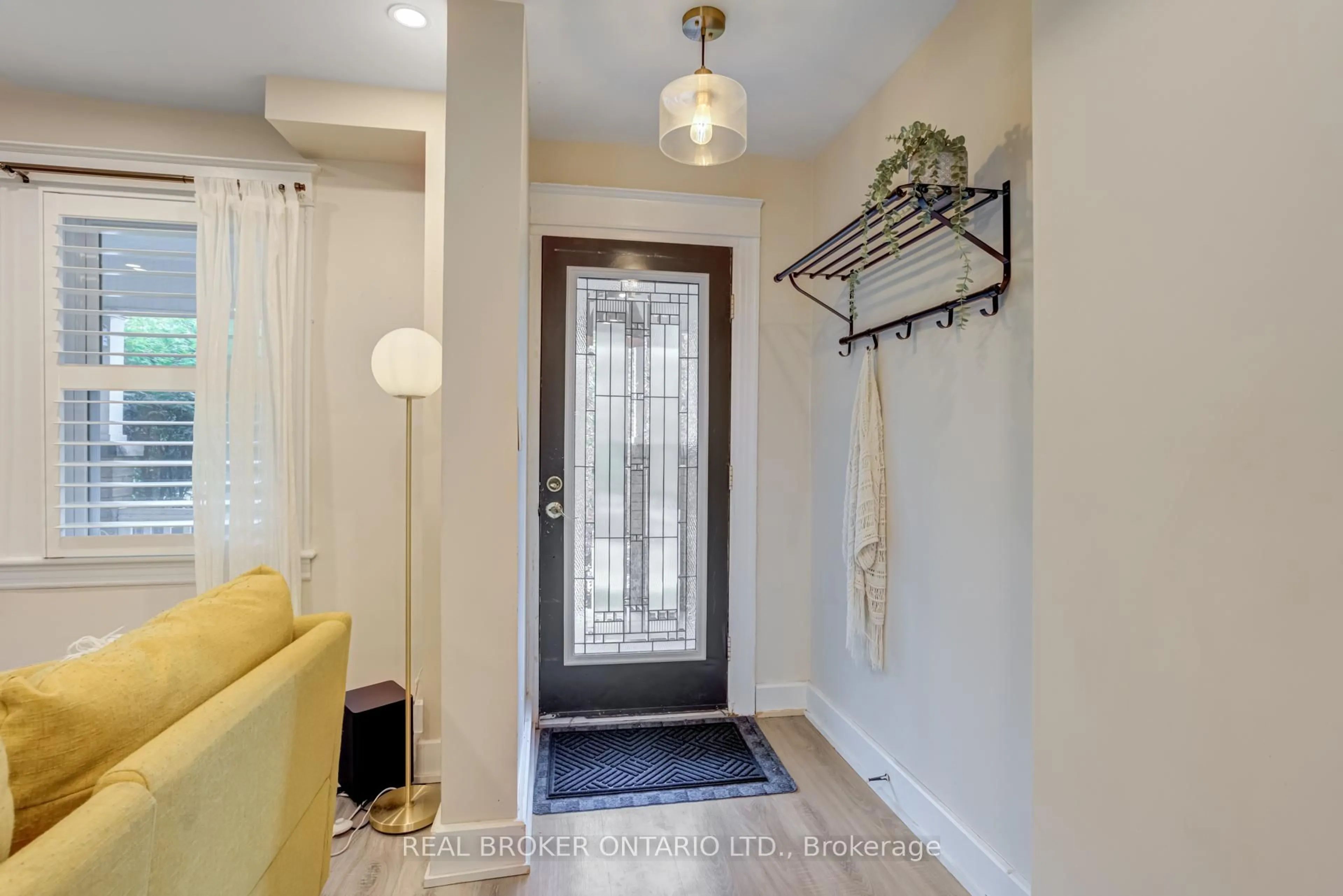 Indoor entryway for 39 East Bend Ave, Hamilton Ontario L8M 3E4