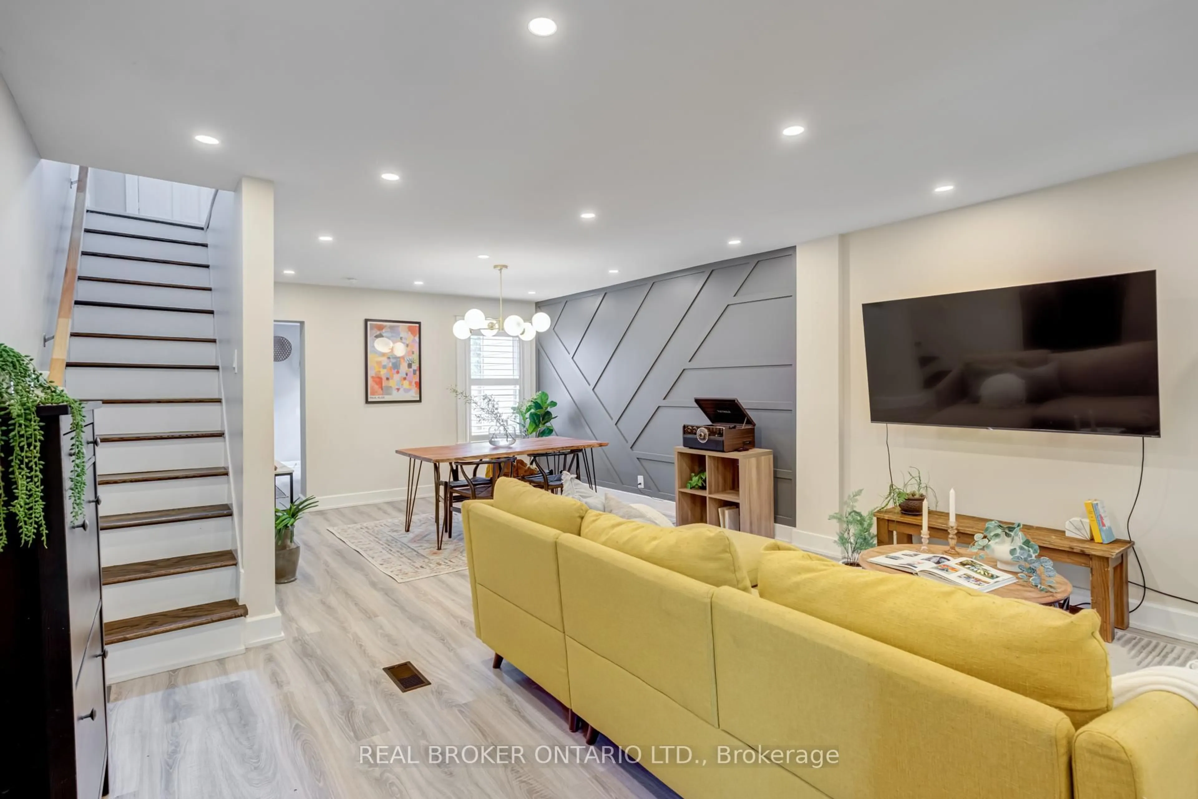 Living room with furniture, unknown for 39 East Bend Ave, Hamilton Ontario L8M 3E4