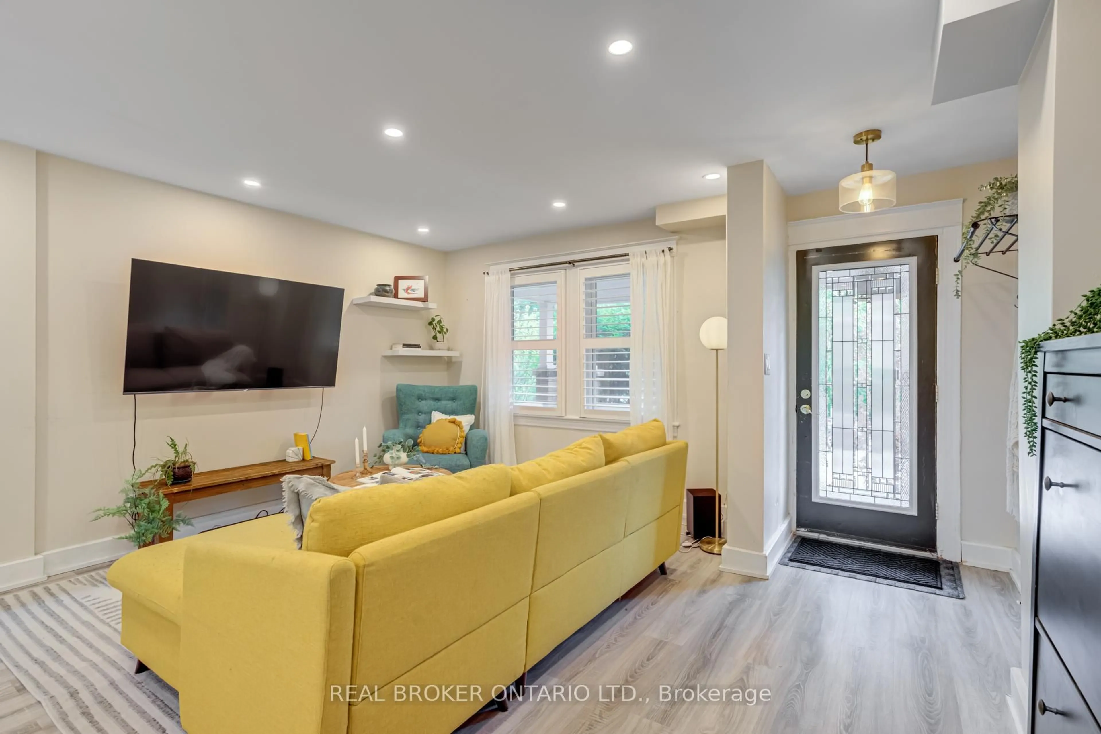 Living room with furniture, unknown for 39 East Bend Ave, Hamilton Ontario L8M 3E4