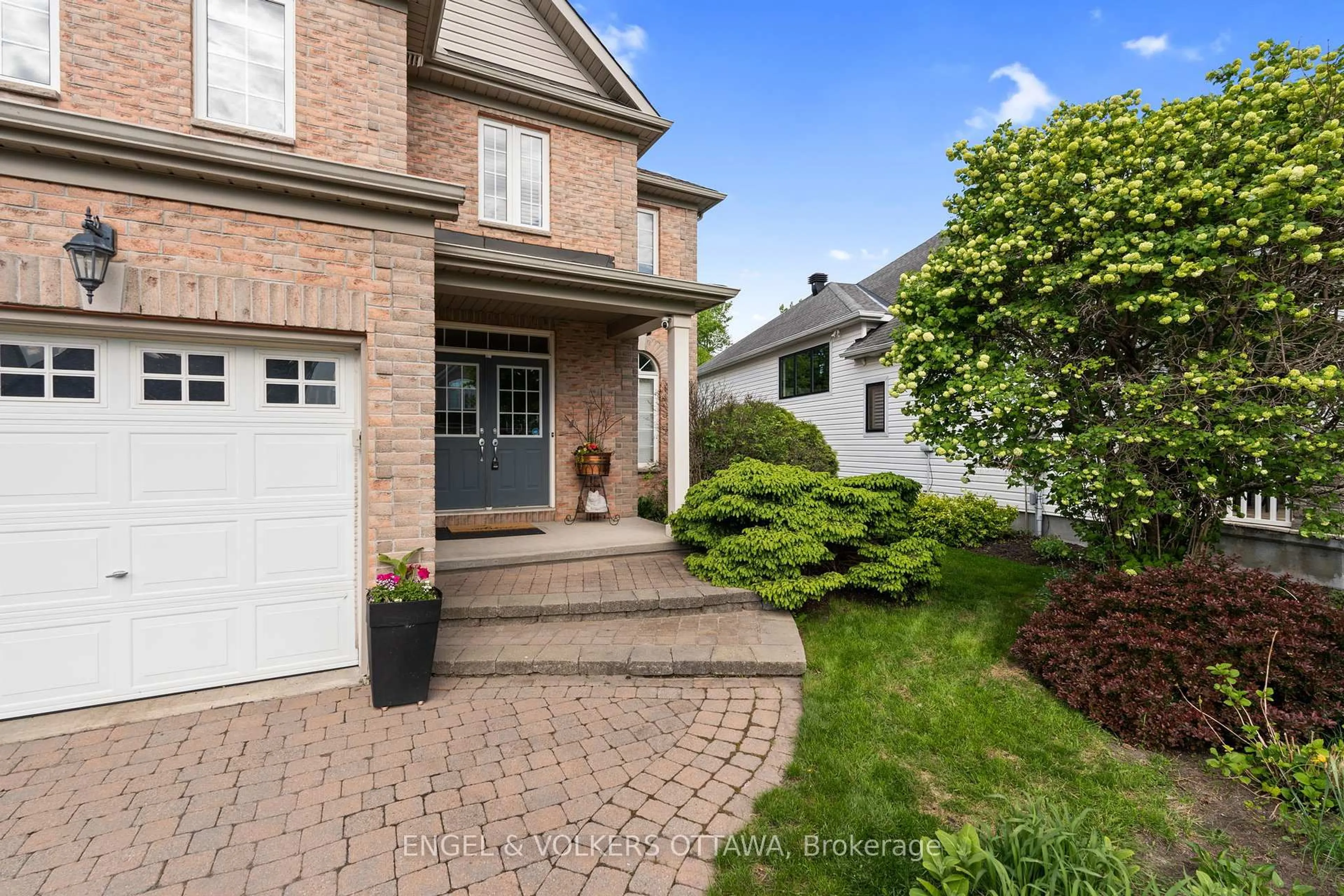 Home with brick exterior material, street for 7 Knotwood Crt, Ottawa Ontario K2J 5E5
