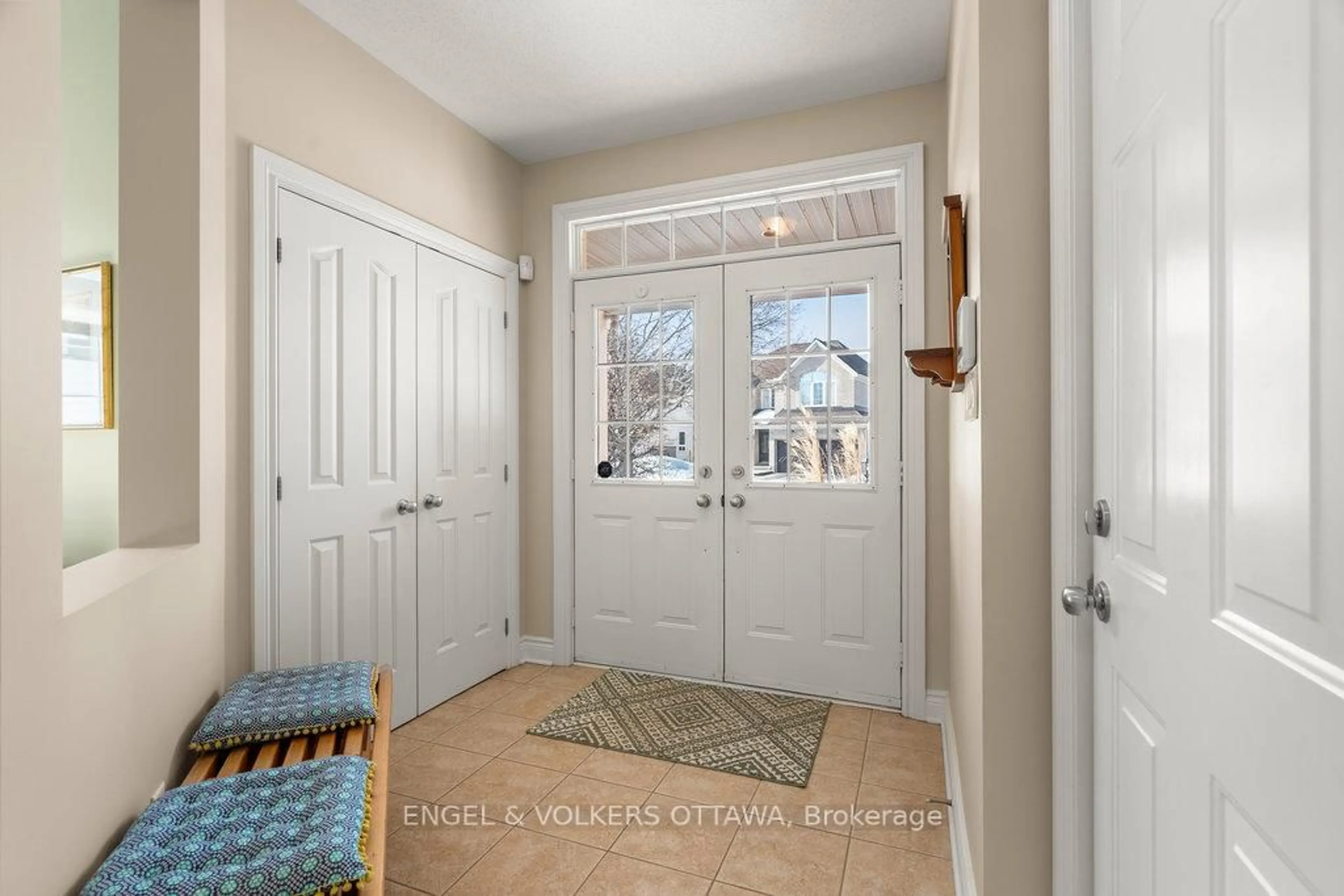 Indoor entryway for 7 Knotwood Crt, Ottawa Ontario K2J 5E5