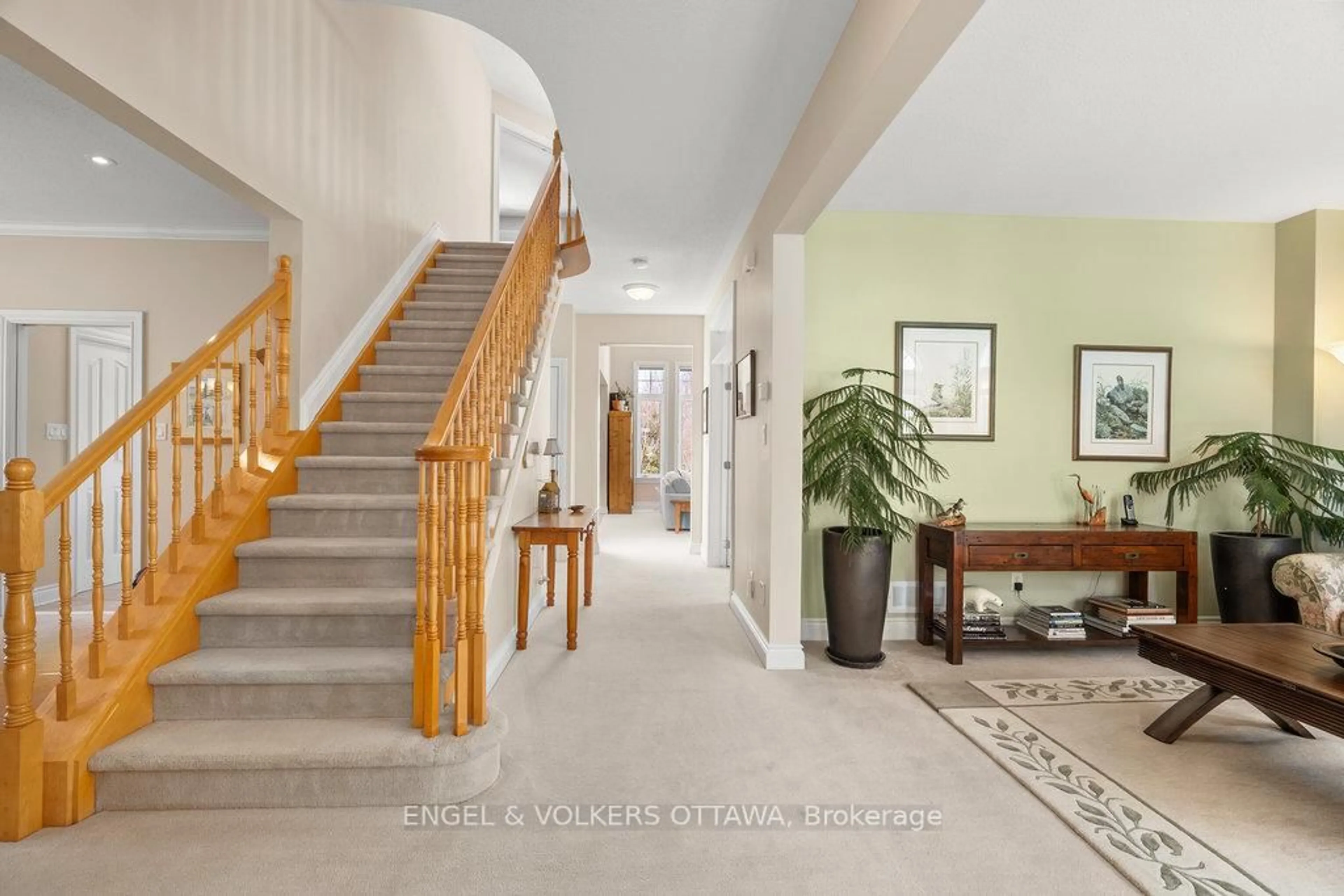 Indoor foyer for 7 Knotwood Crt, Ottawa Ontario K2J 5E5