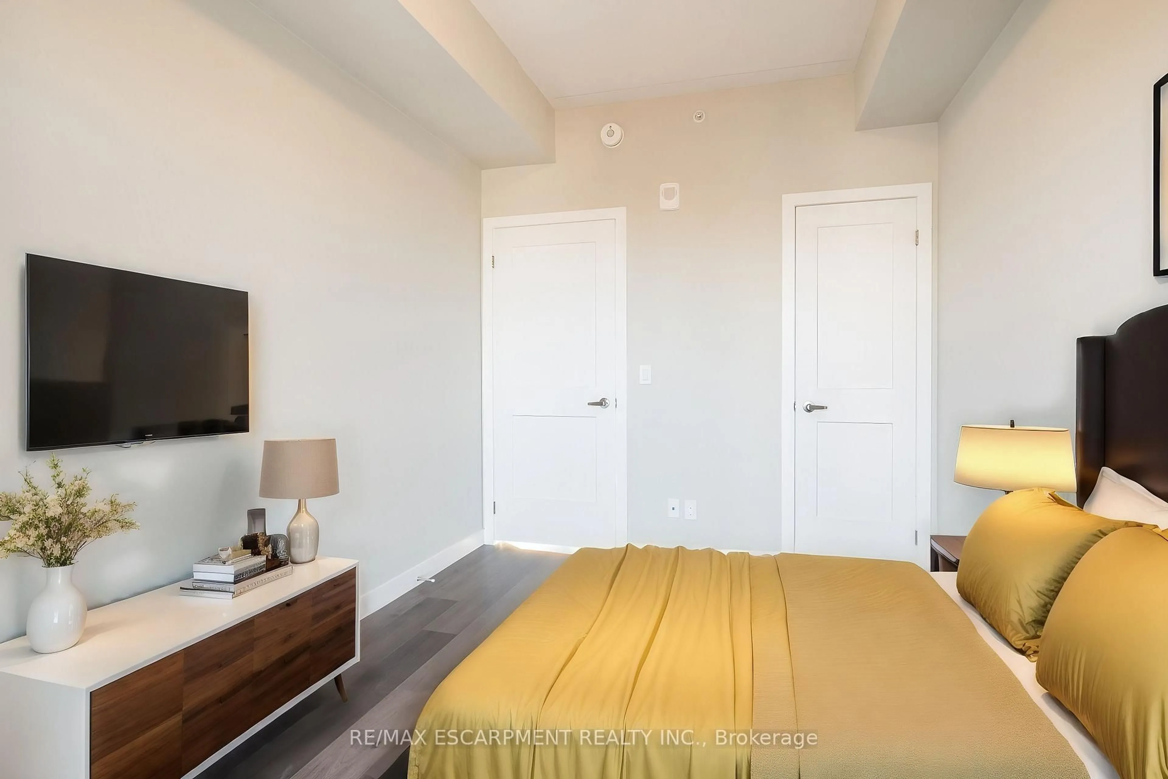 A pic of a room for 15 QUEEN St #2014, Hamilton Ontario L8P 0C6