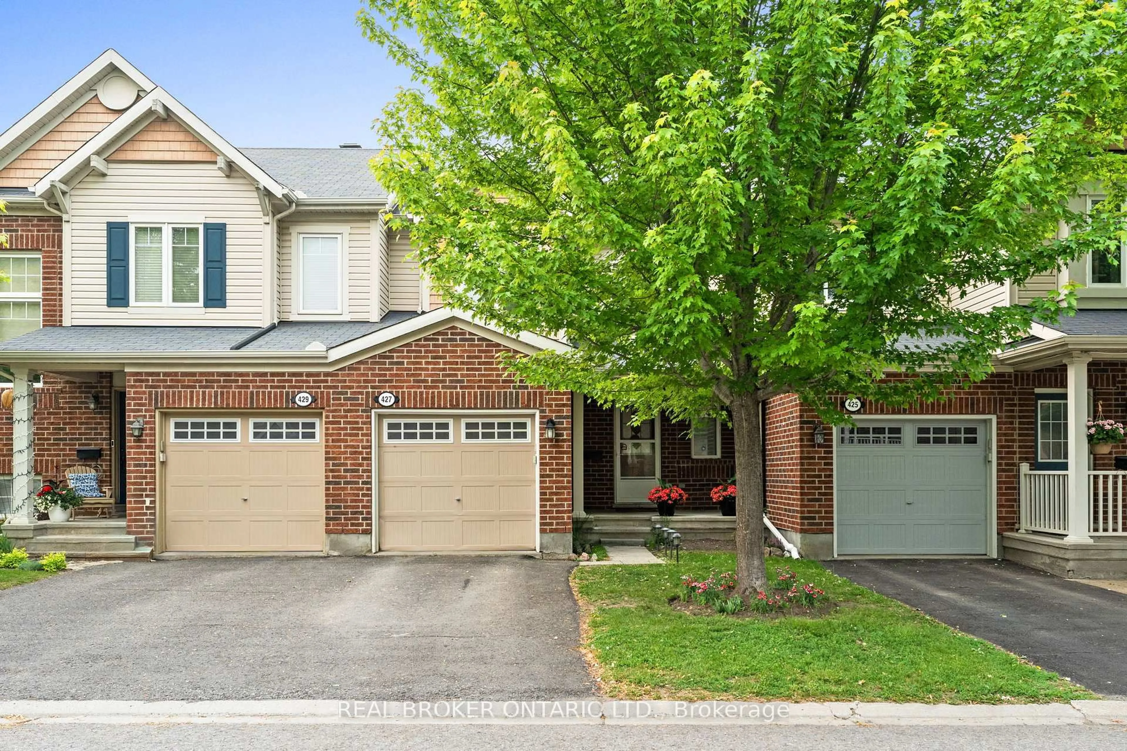 Home with brick exterior material, street for 427 Vendevale Ave, Stittsville Ontario K2S 0M6