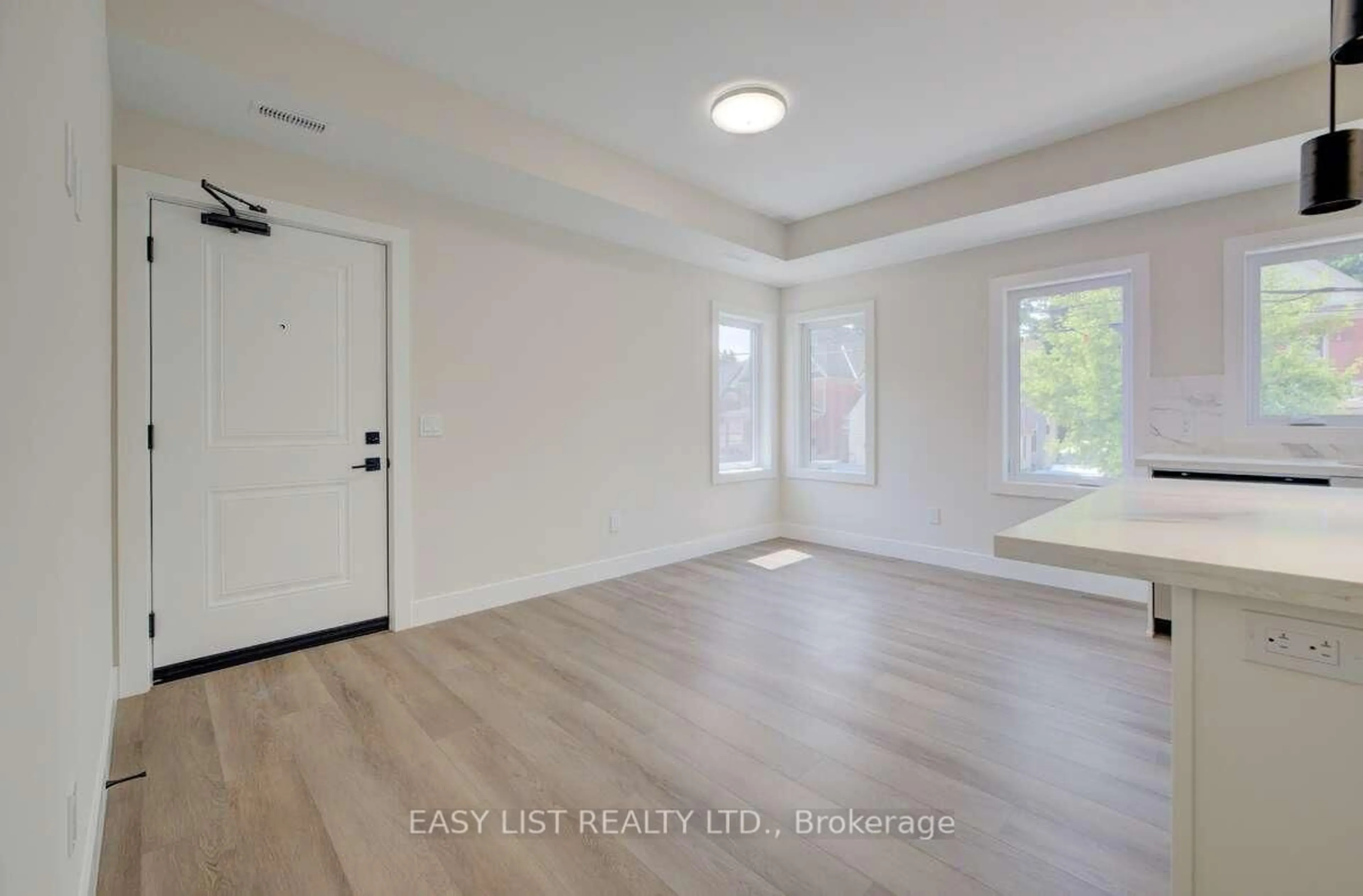Indoor entryway for 17 Peter St #4, Kitchener Ontario N2G 3J5