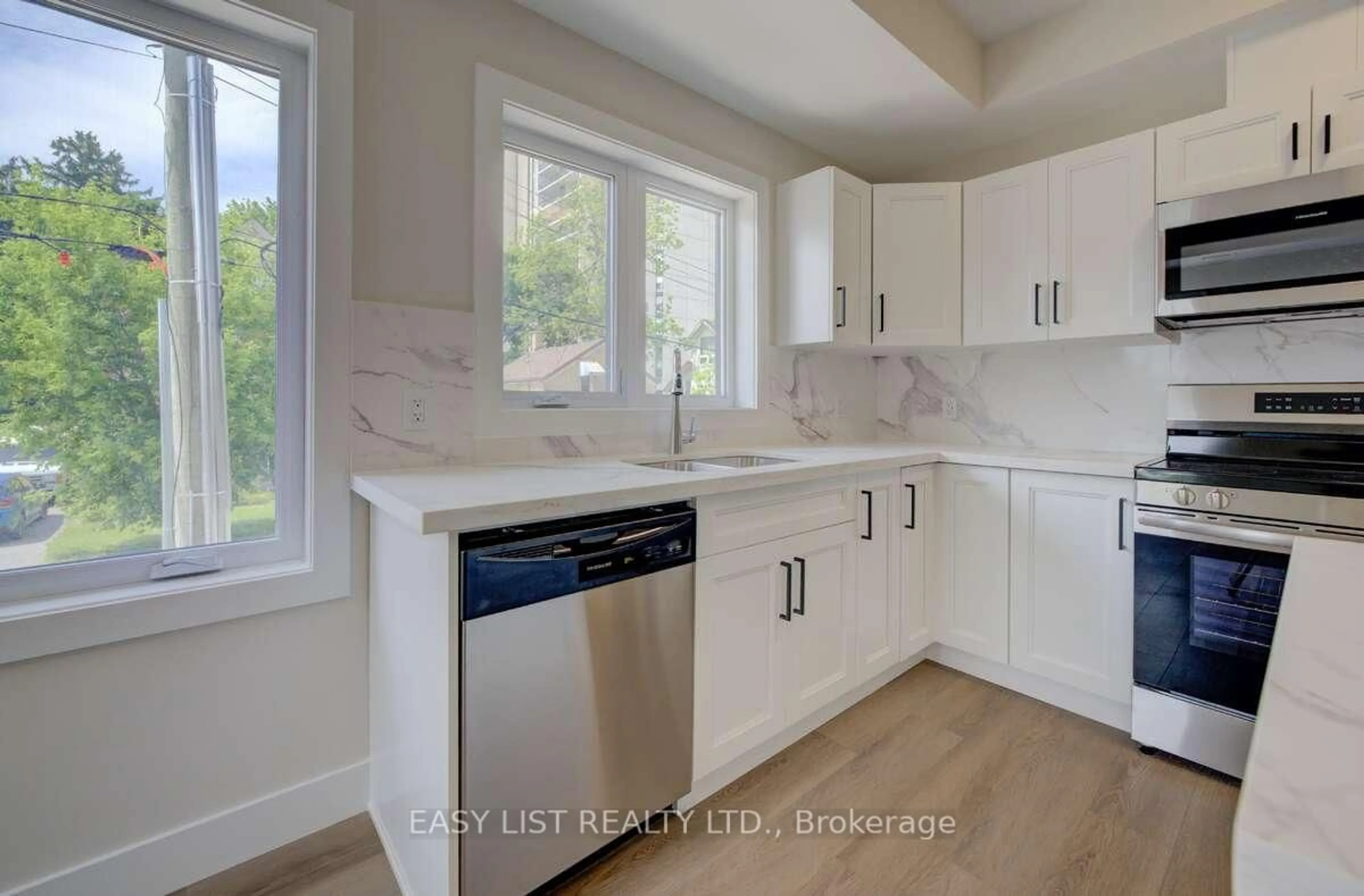 Open concept kitchen, ceramic/tile floor for 17 Peter St #4, Kitchener Ontario N2G 3J5