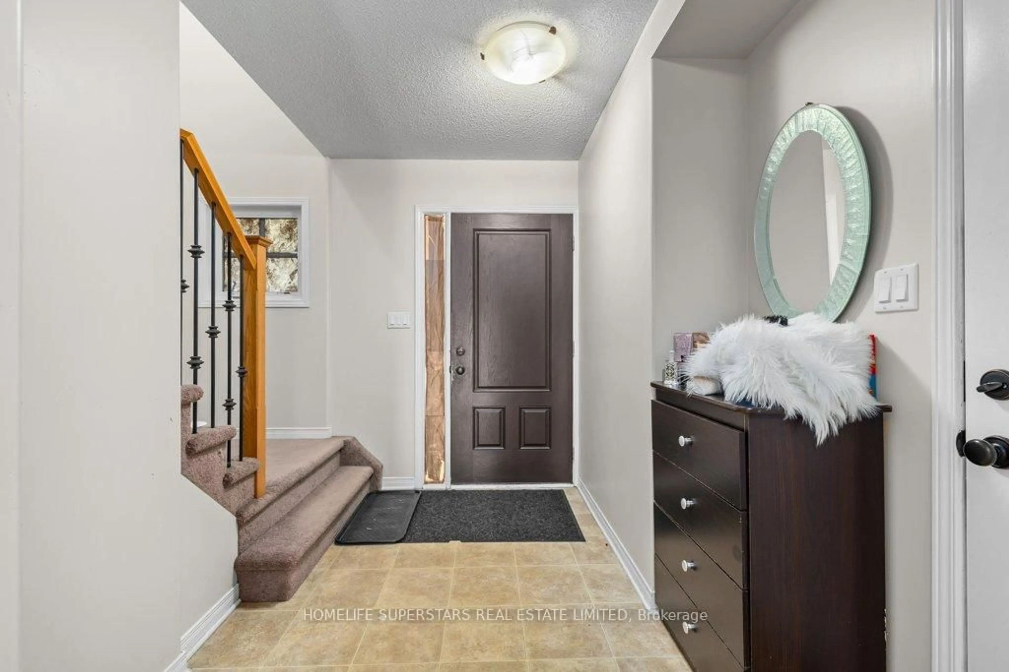 Indoor entryway for 1379 Atkinson St, Kingston Ontario K7P 0C4