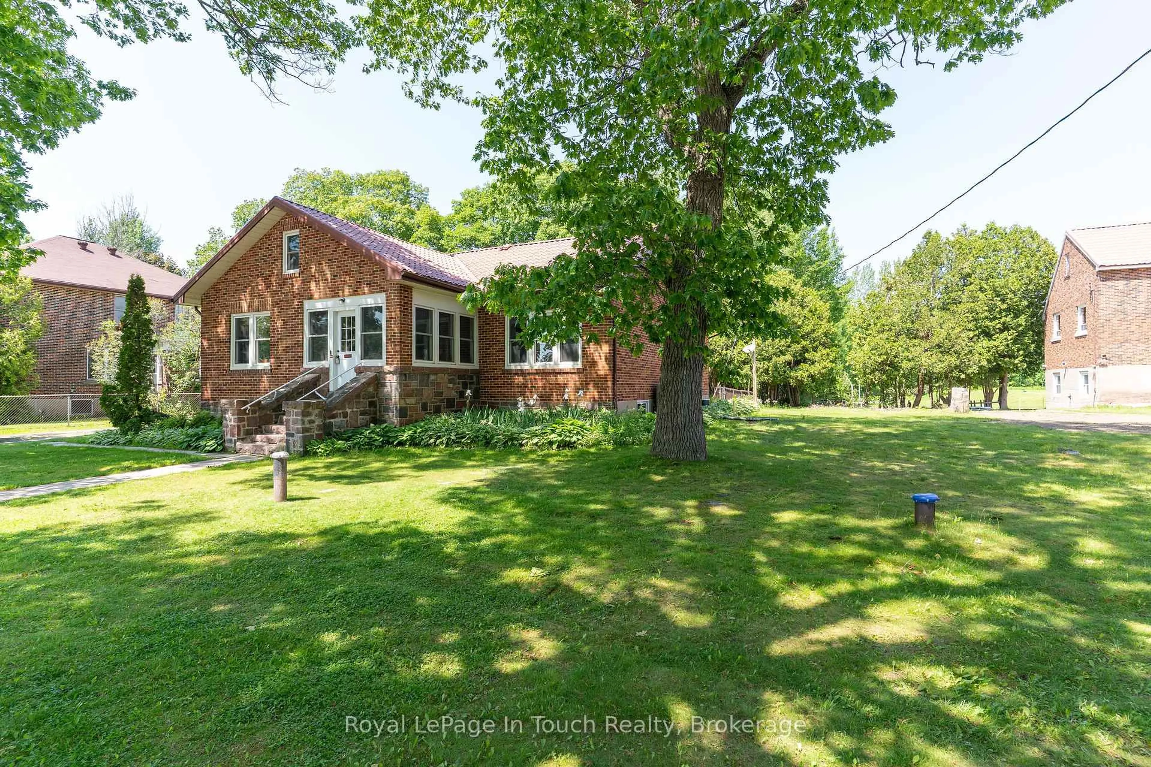 A pic from outside/outdoor area/front of a property/back of a property/a pic from drone, unknown for 2596 Honey Harbour Rd, Georgian Bay Ontario P0E 1E0