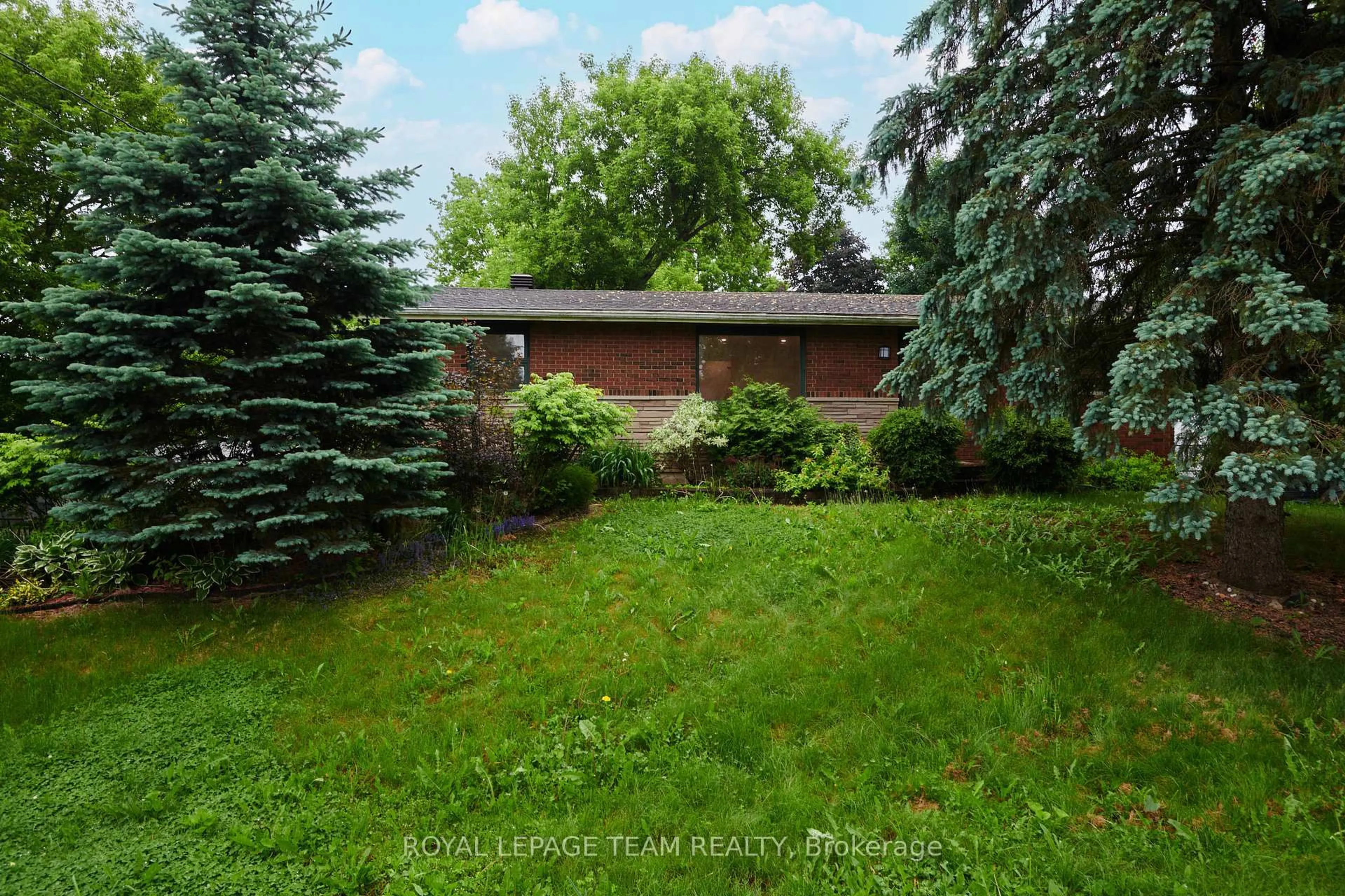A pic from outside/outdoor area/front of a property/back of a property/a pic from drone, street for 7078 Mason St, Ottawa Ontario K4P 1C2