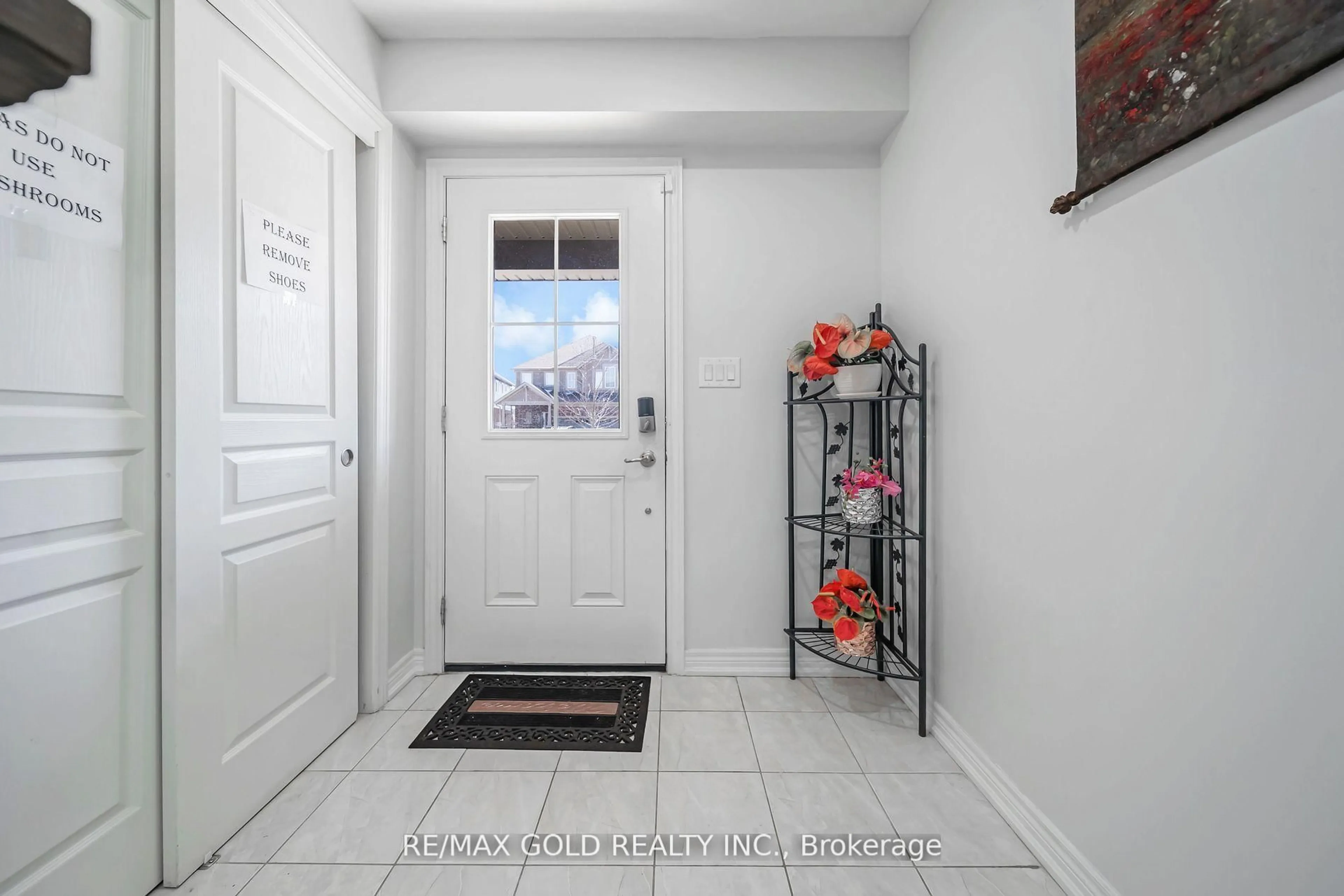 Indoor entryway for 80 Monarch St, Welland Ontario L3C 0E6