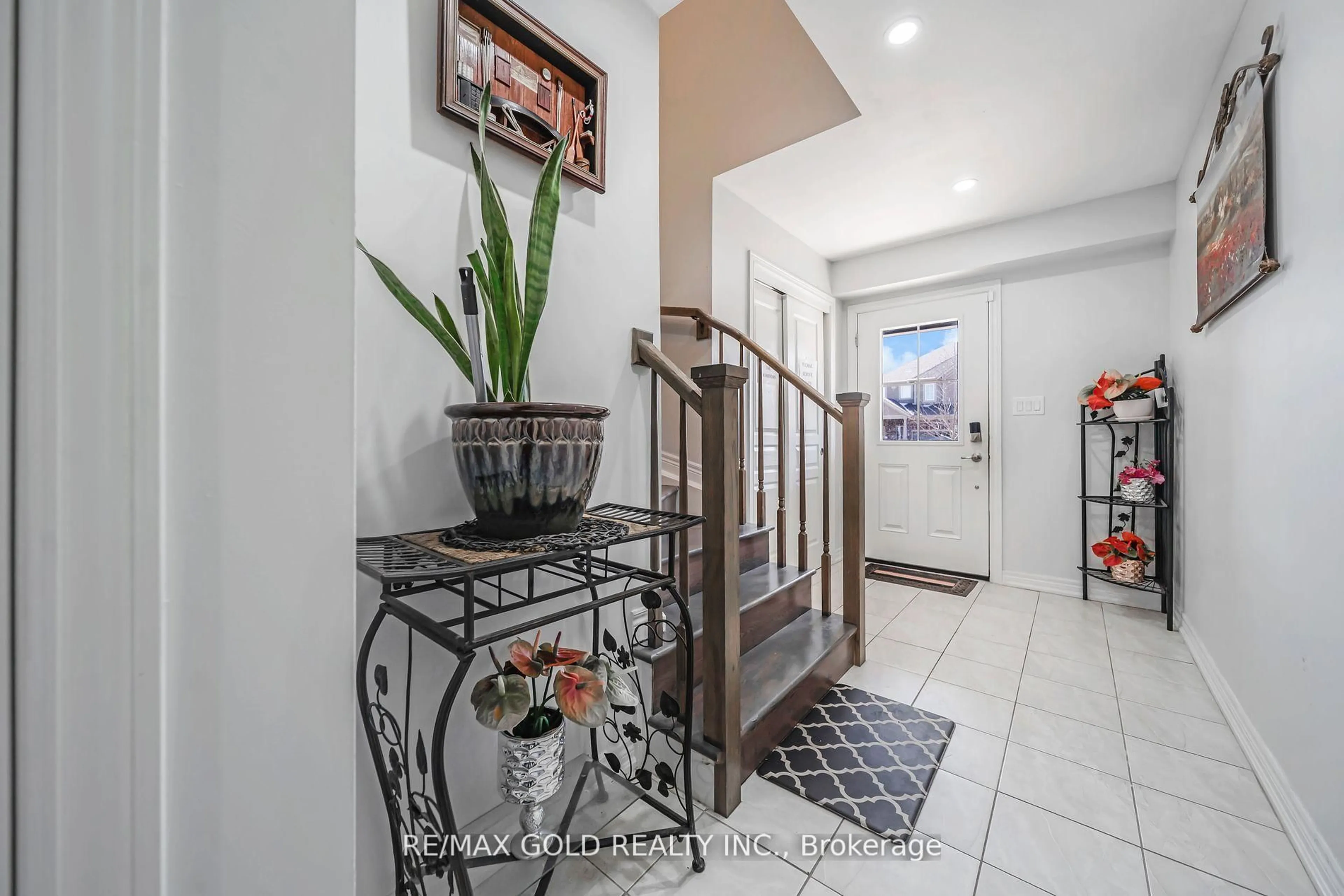 Indoor entryway for 80 Monarch St, Welland Ontario L3C 0E6