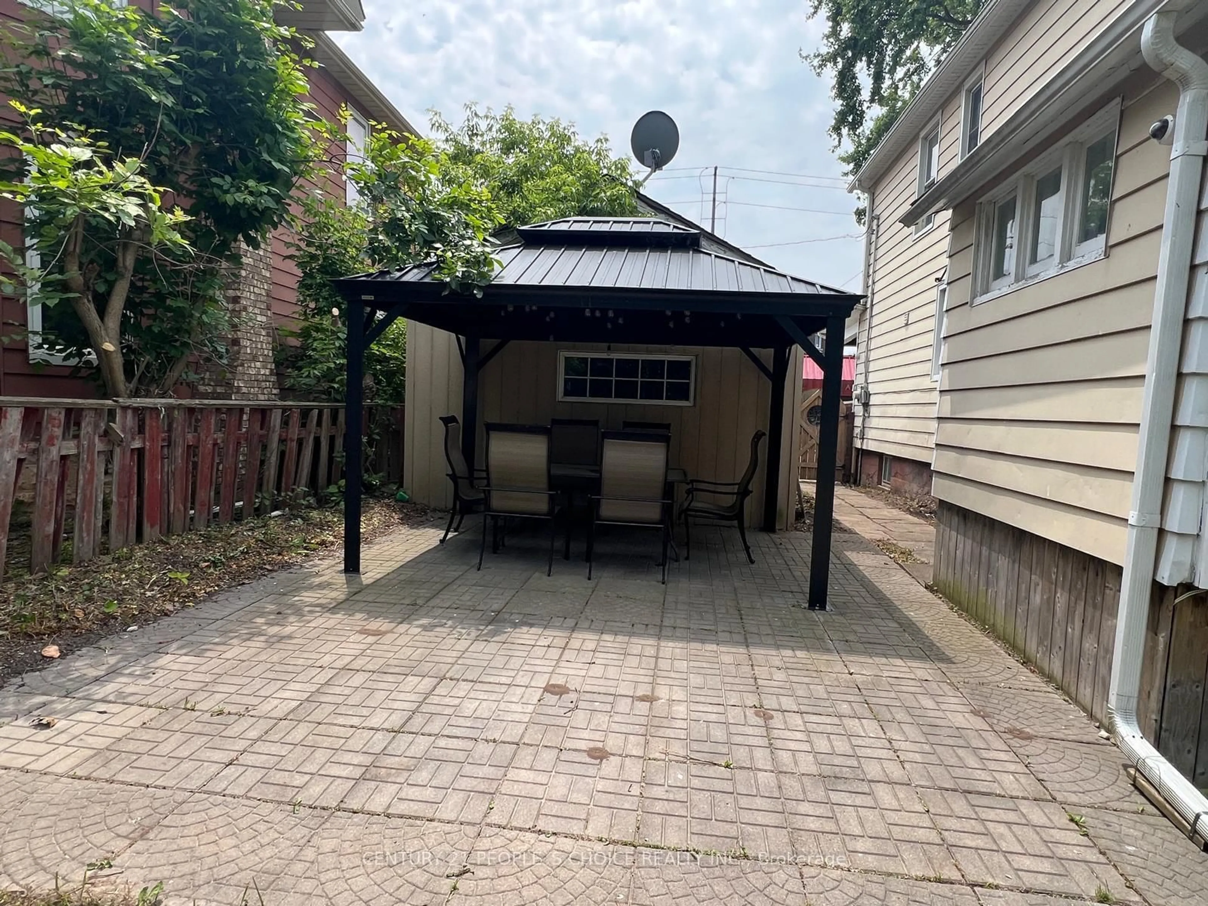Patio, street for 5001 Kitchener St, Niagara Falls Ontario L2G 1A9