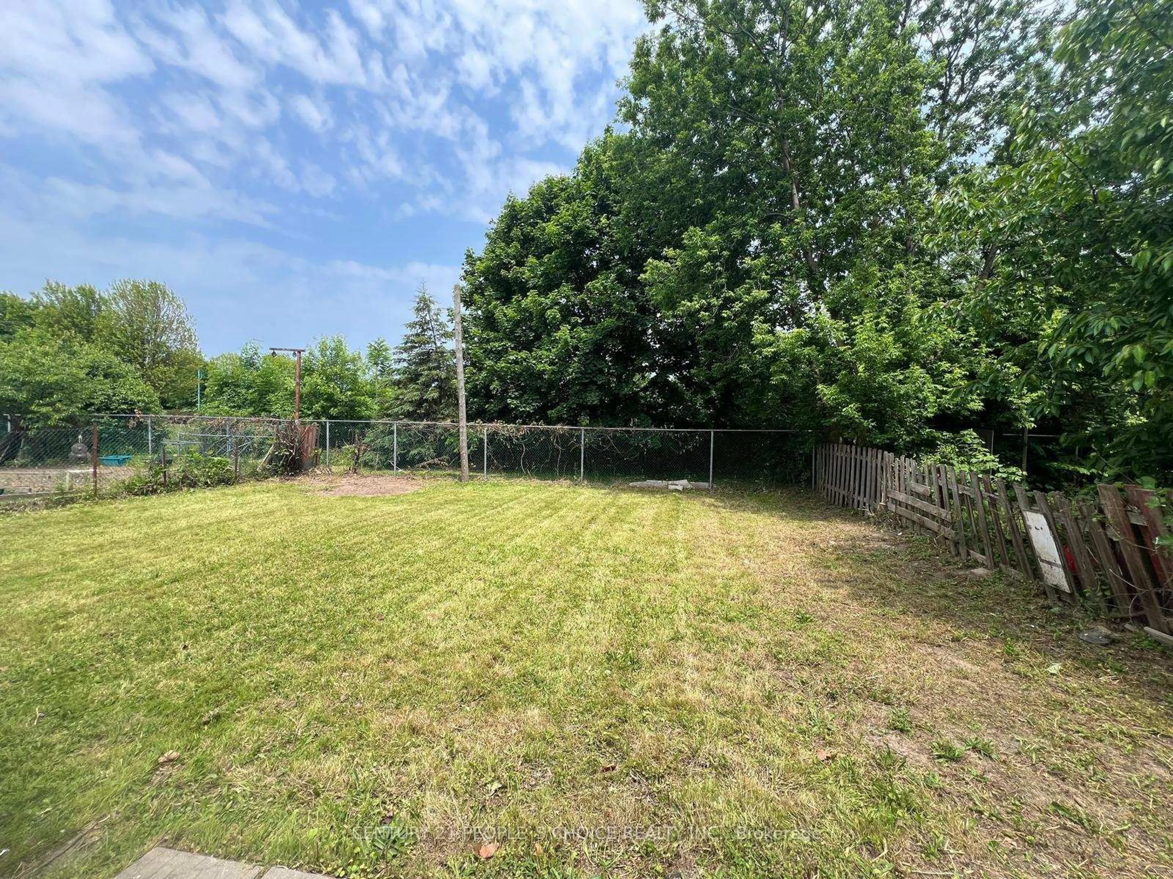 A pic from outside/outdoor area/front of a property/back of a property/a pic from drone, forest/trees view for 5001 Kitchener St, Niagara Falls Ontario L2G 1A9