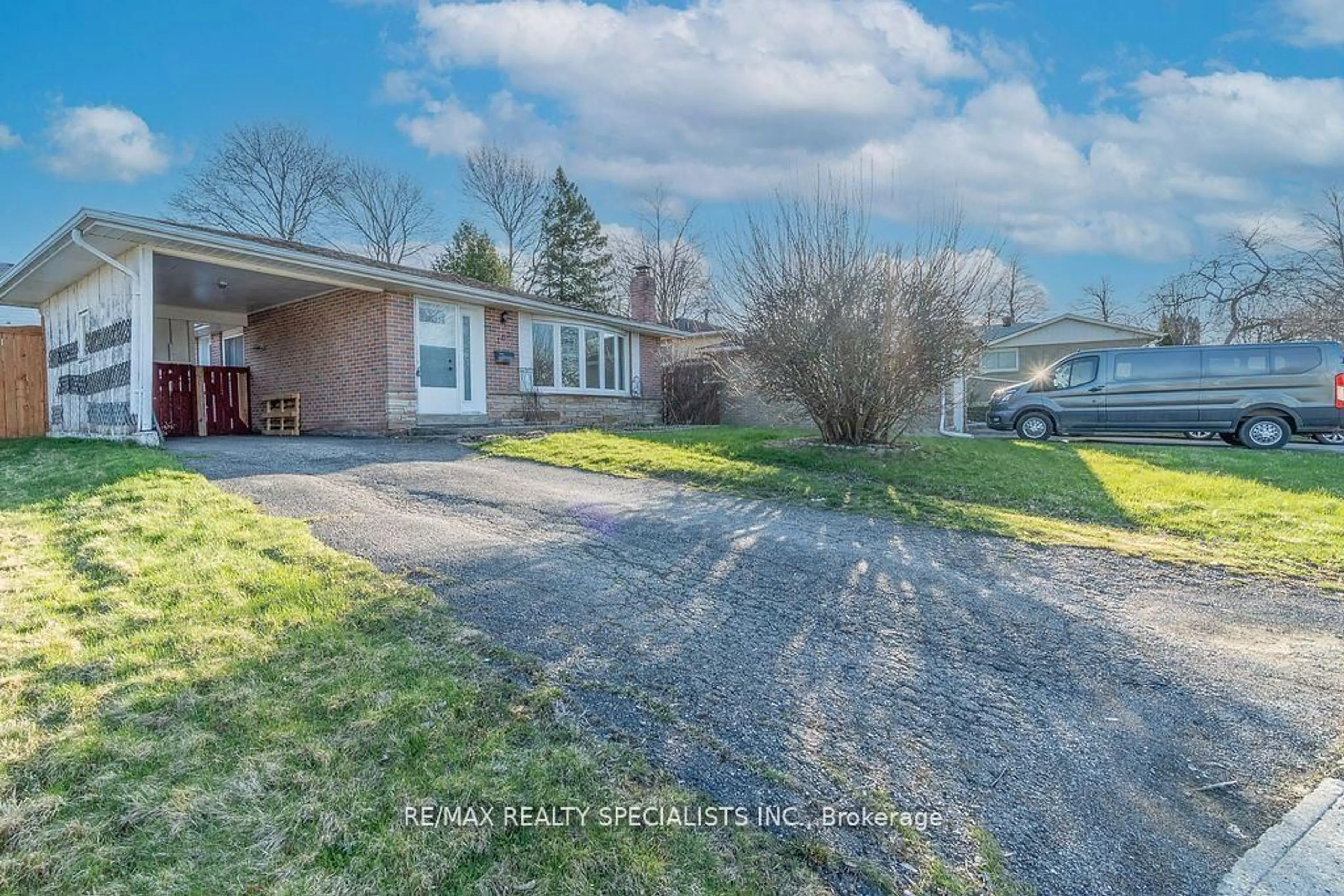 A pic from outside/outdoor area/front of a property/back of a property/a pic from drone, street for 163 Hazelglen Dr, Kitchener Ontario N2M 2E6