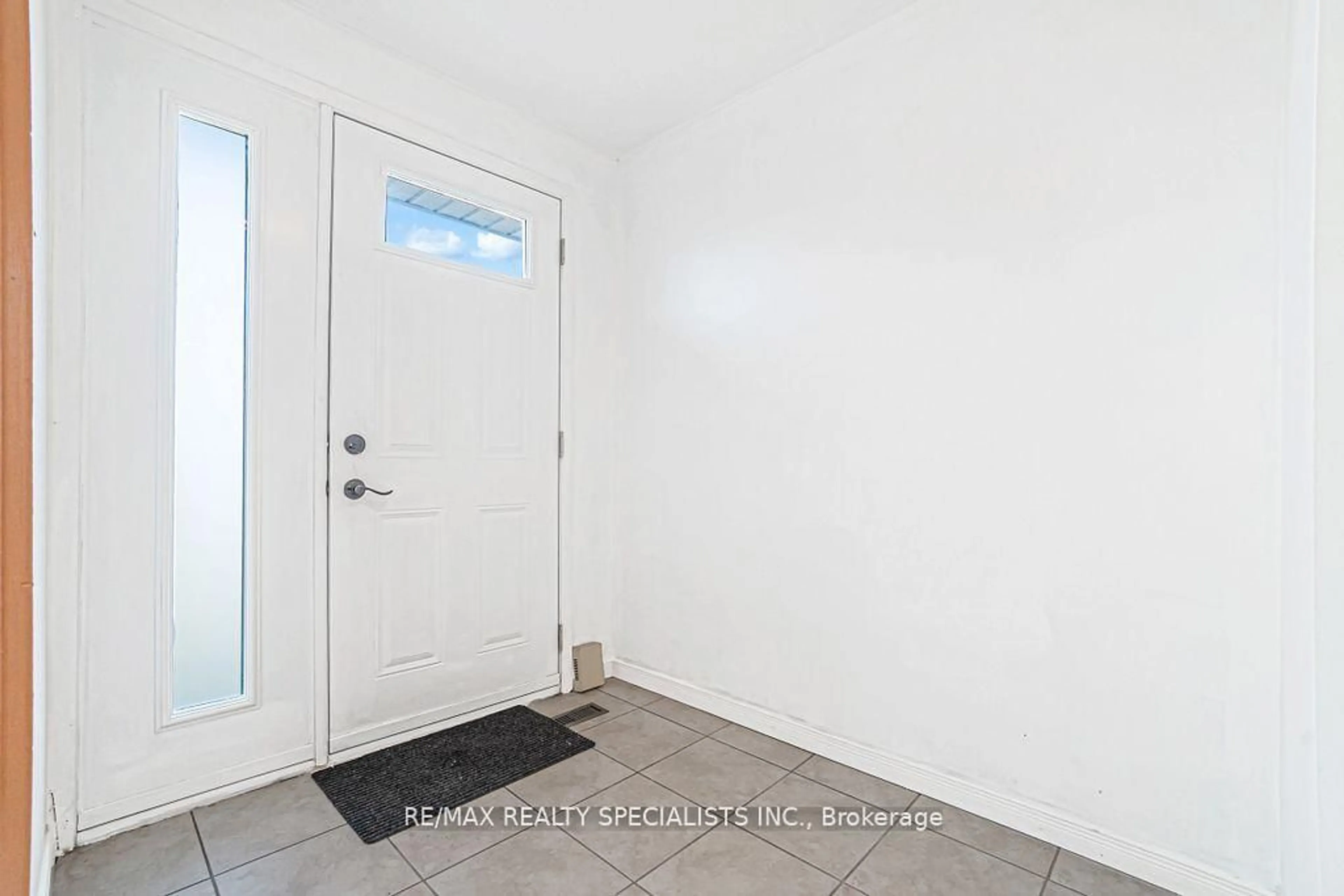 Indoor entryway for 163 Hazelglen Dr, Kitchener Ontario N2M 2E6