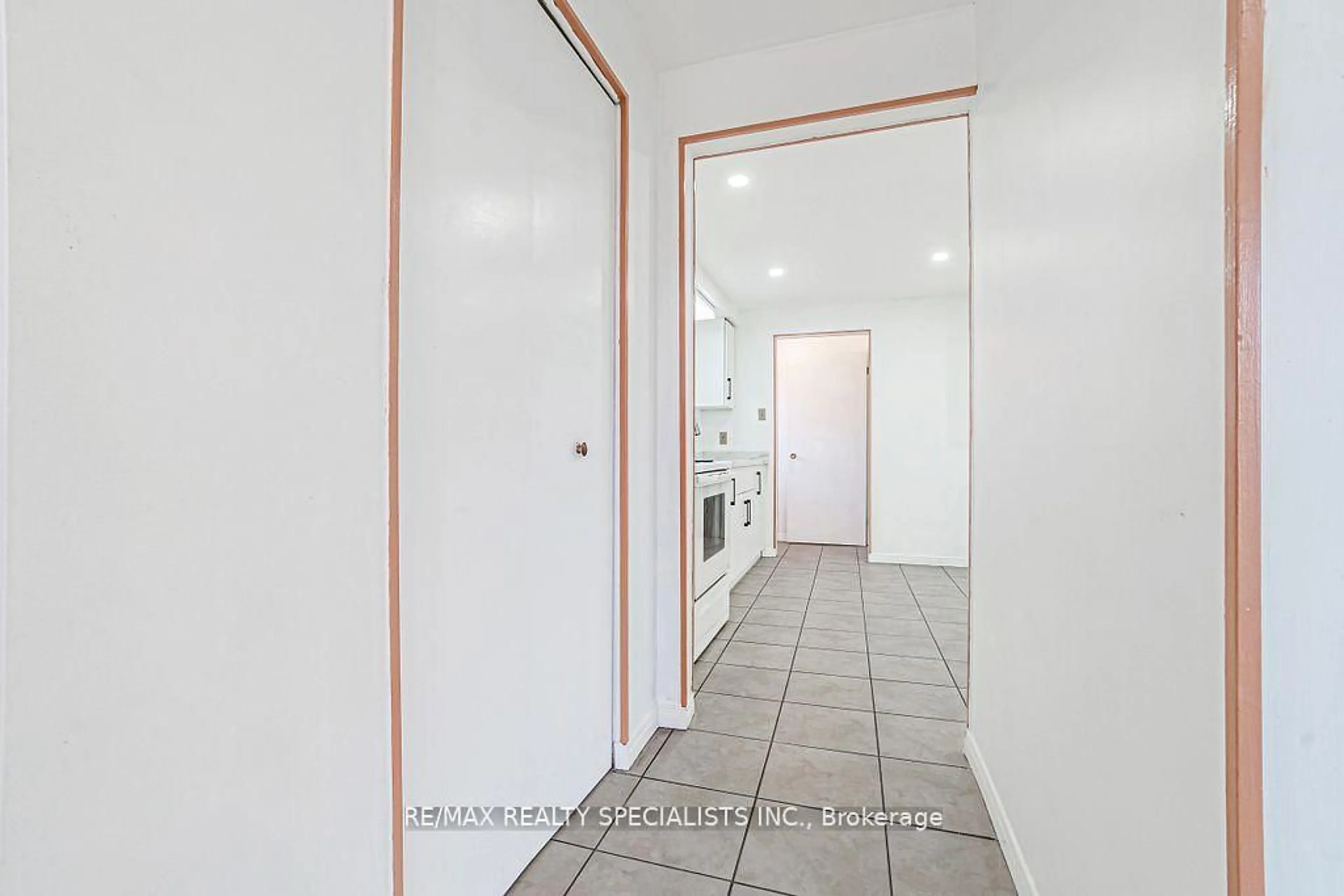 Indoor foyer for 163 Hazelglen Dr, Kitchener Ontario N2M 2E6