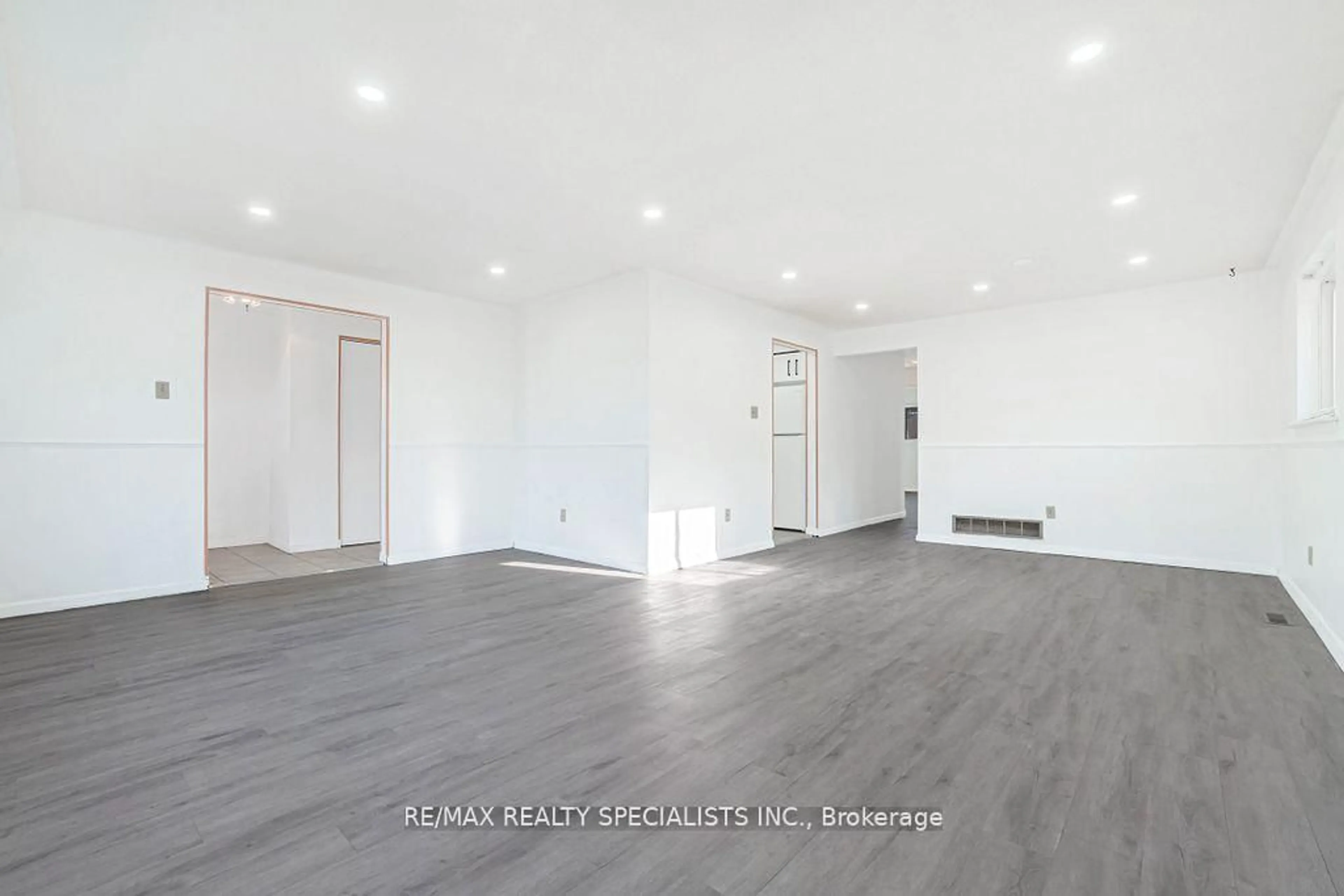 A pic of a room for 163 Hazelglen Dr, Kitchener Ontario N2M 2E6