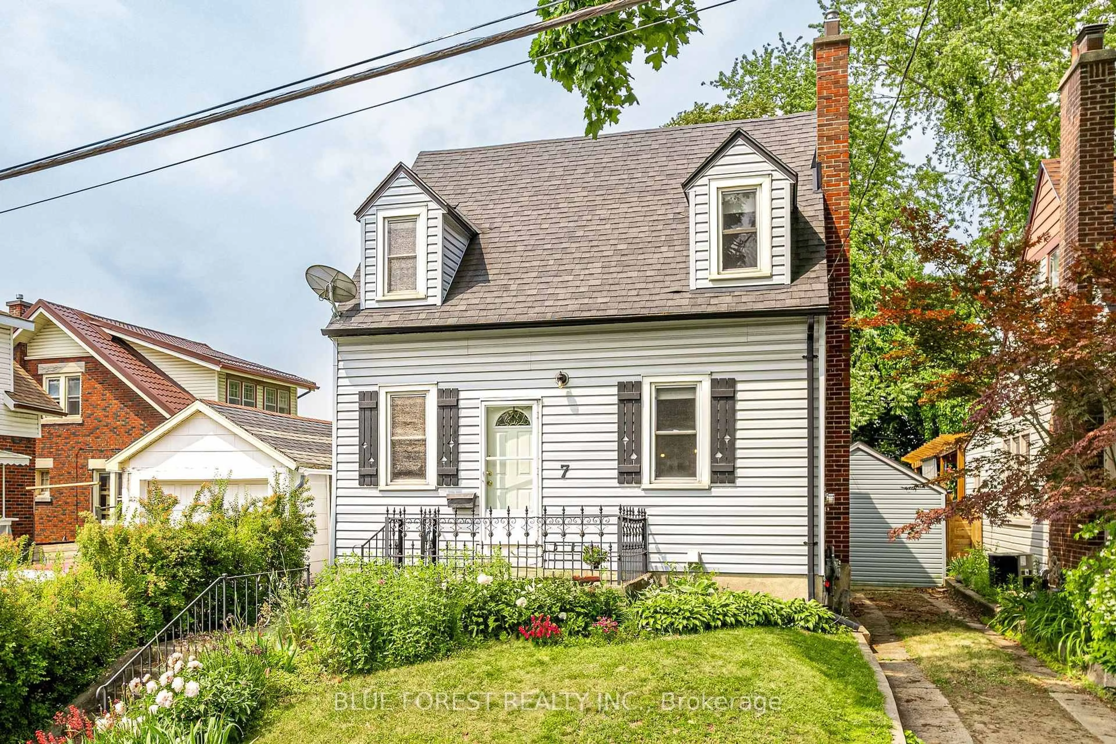 Home with vinyl exterior material, street for 7 Balmoral Ave, London East Ontario N5Y 2K9