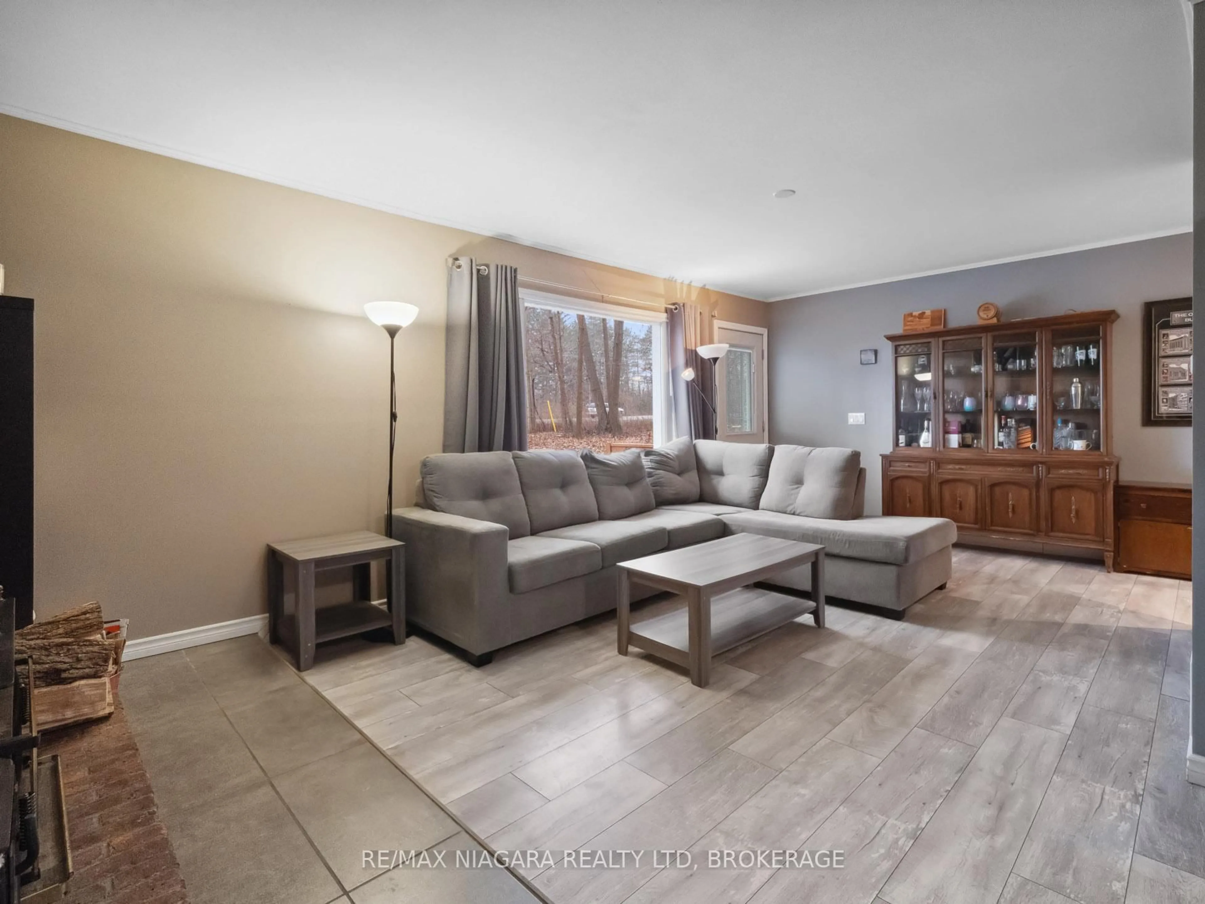 Living room with furniture, unknown for 4106 Garrison Rd, Fort Erie Ontario L0S 1N0